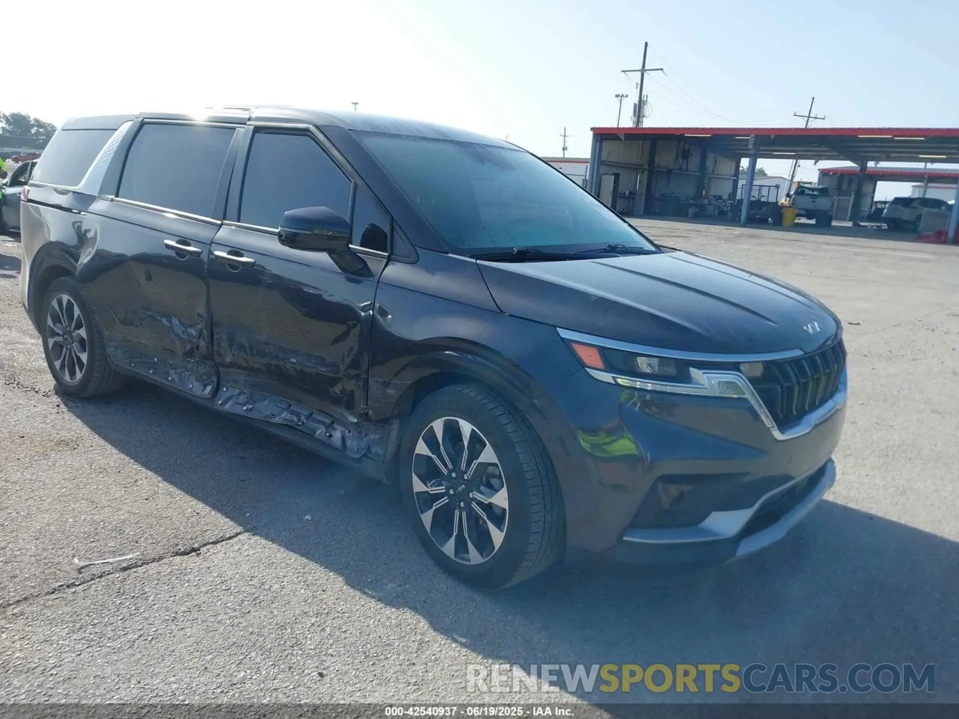 1 Photograph of a damaged car KNDNC5H39N6085398 KIA CARNIVAL MPV 2022