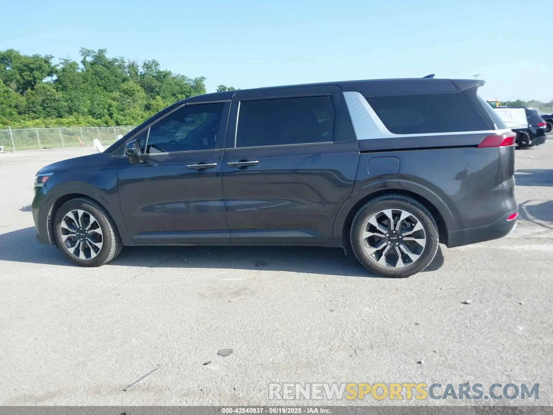 14 Photograph of a damaged car KNDNC5H39N6085398 KIA CARNIVAL MPV 2022