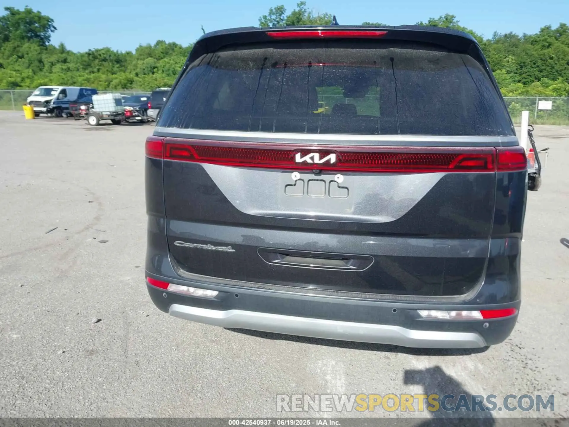 16 Photograph of a damaged car KNDNC5H39N6085398 KIA CARNIVAL MPV 2022
