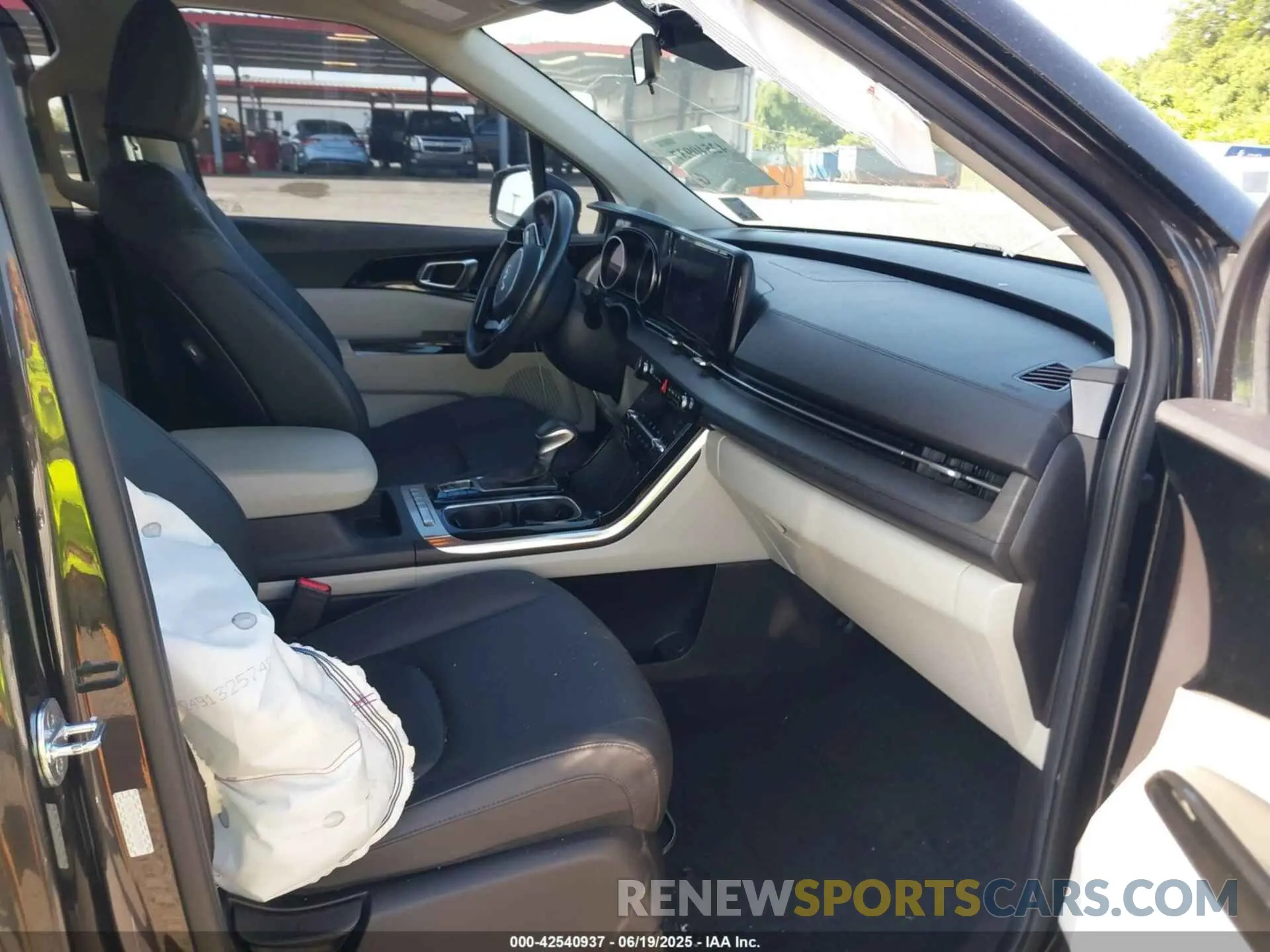 5 Photograph of a damaged car KNDNC5H39N6085398 KIA CARNIVAL MPV 2022