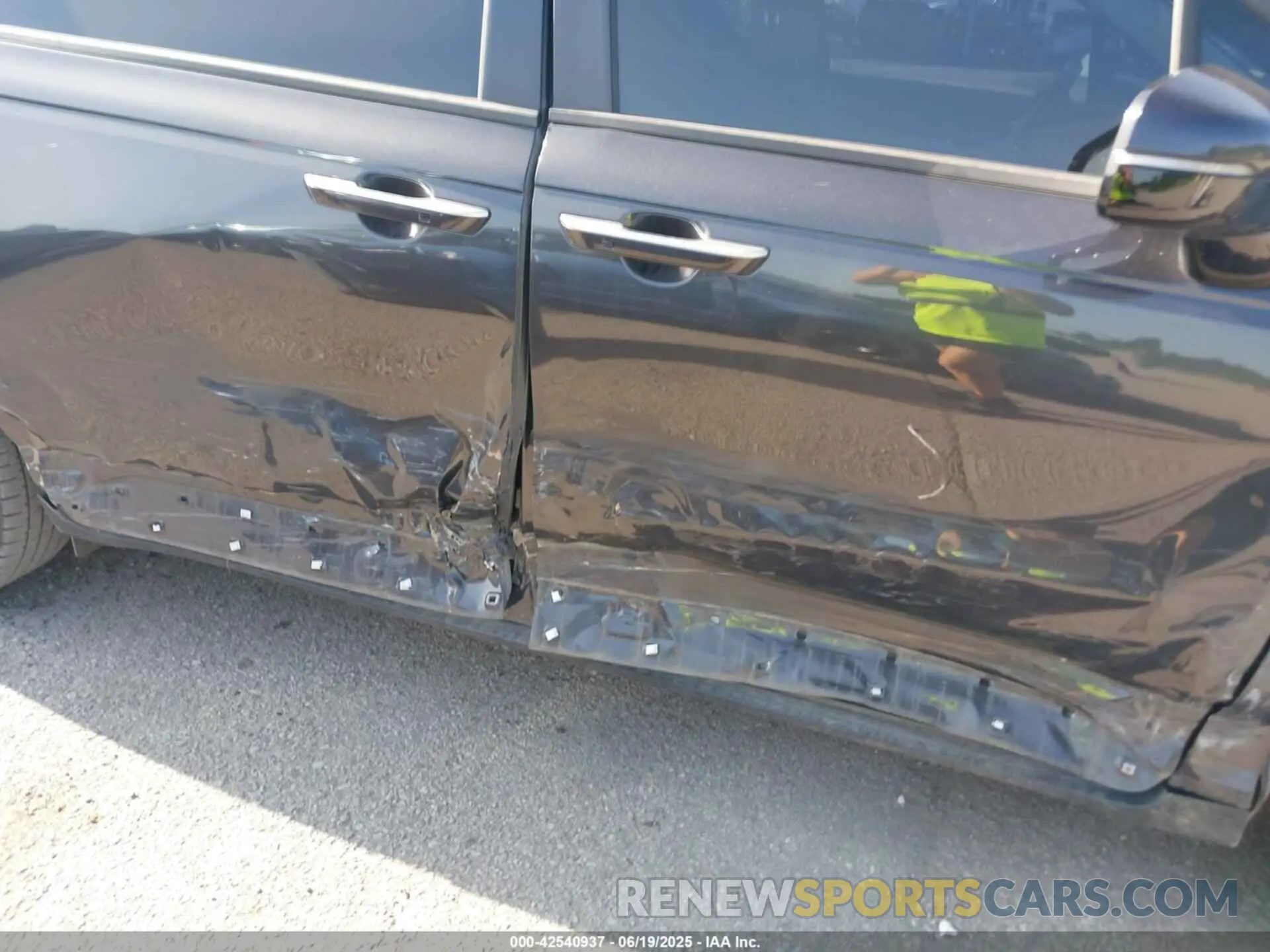 6 Photograph of a damaged car KNDNC5H39N6085398 KIA CARNIVAL MPV 2022