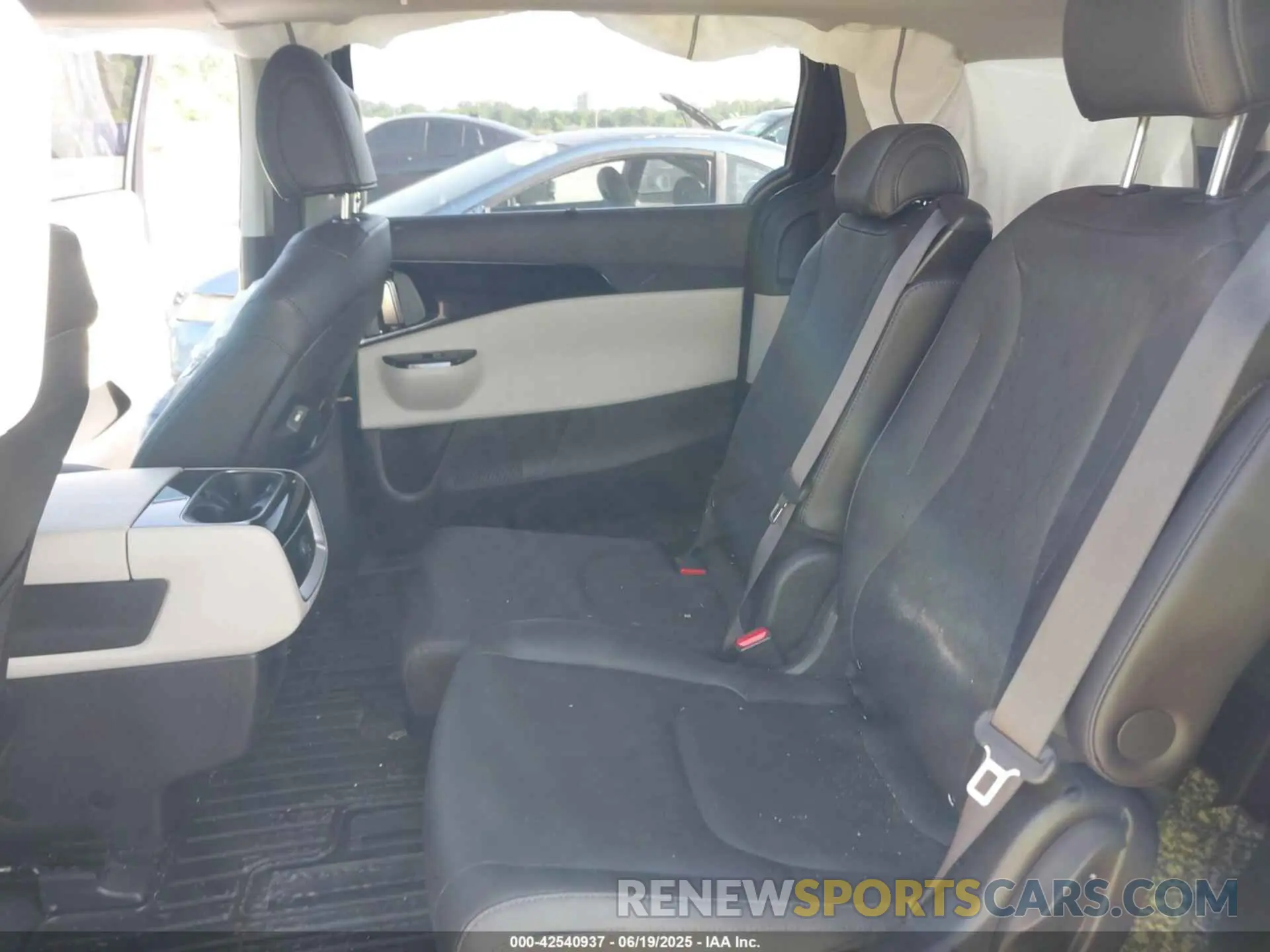 8 Photograph of a damaged car KNDNC5H39N6085398 KIA CARNIVAL MPV 2022