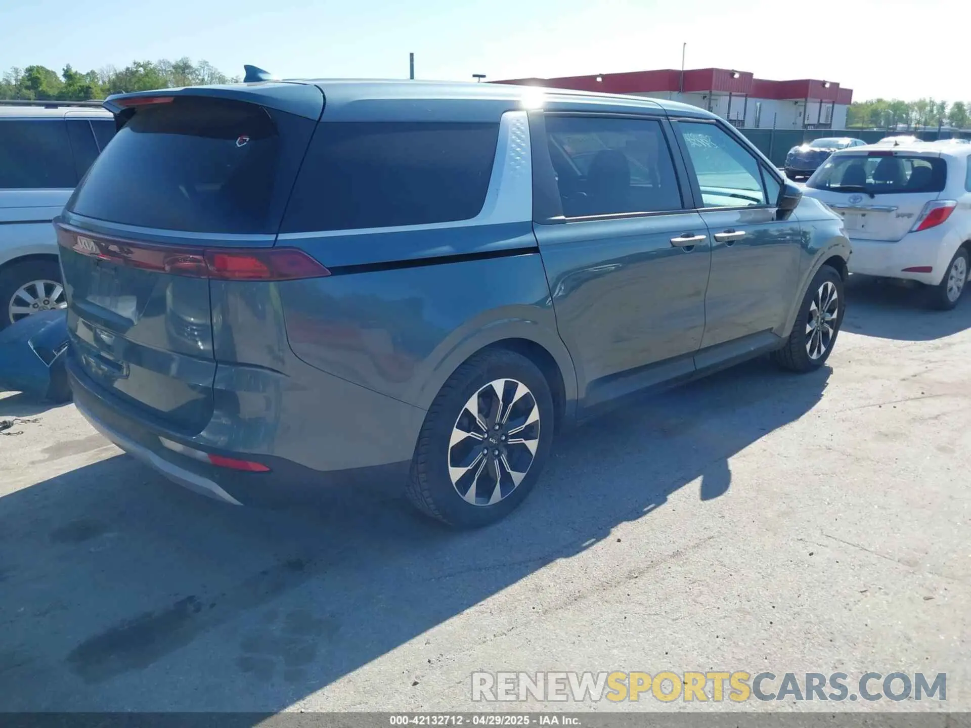 4 Photograph of a damaged car KNDNC5H3XN6061465 KIA CARNIVAL MPV 2022
