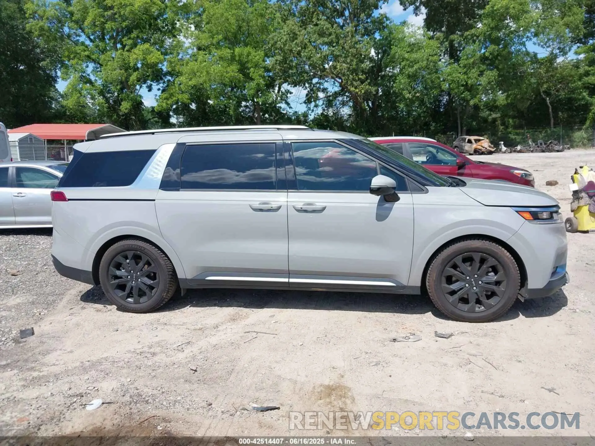 13 Photograph of a damaged car KNDNE5H31N6074700 KIA CARNIVAL MPV 2022