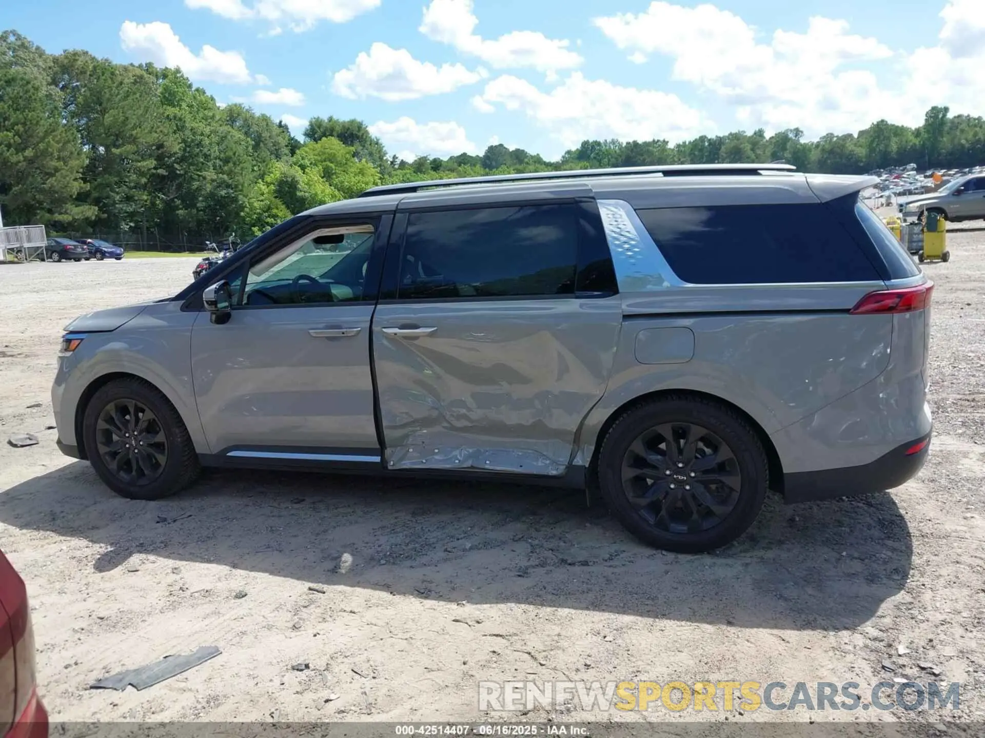14 Photograph of a damaged car KNDNE5H31N6074700 KIA CARNIVAL MPV 2022