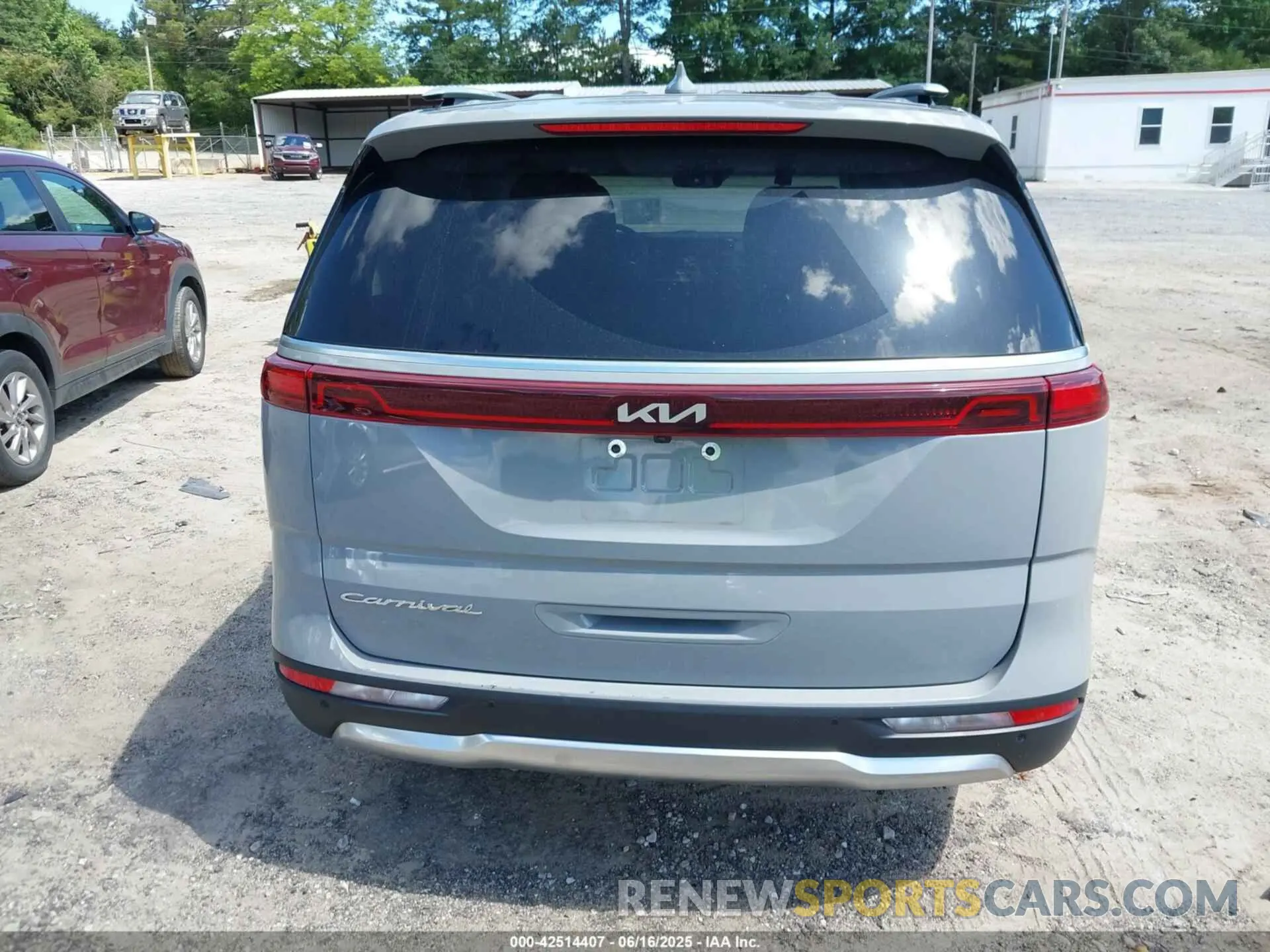 16 Photograph of a damaged car KNDNE5H31N6074700 KIA CARNIVAL MPV 2022