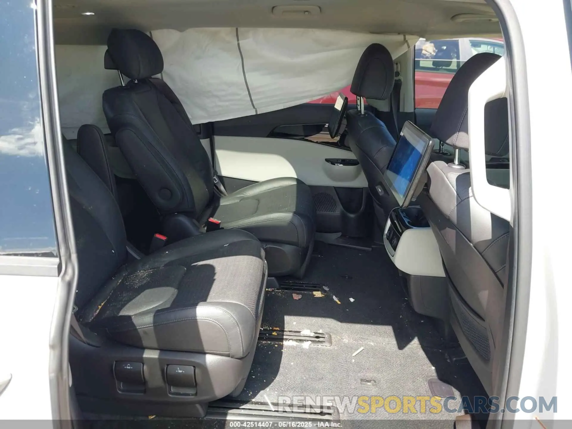 8 Photograph of a damaged car KNDNE5H31N6074700 KIA CARNIVAL MPV 2022