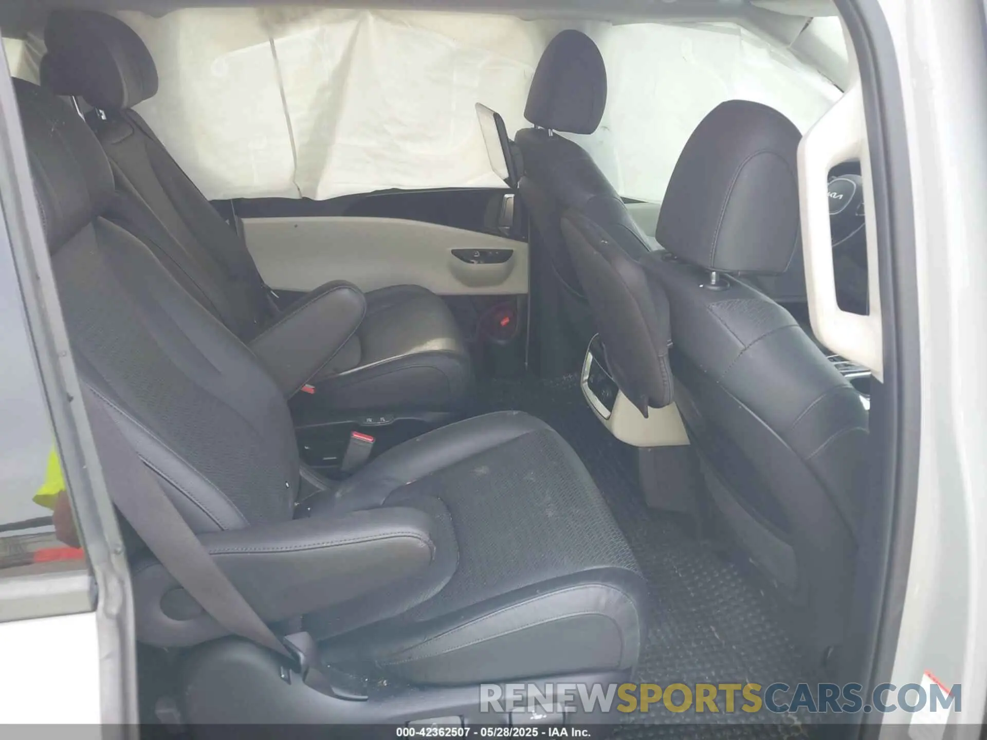 8 Photograph of a damaged car KNDNE5H32N6144947 KIA CARNIVAL MPV 2022