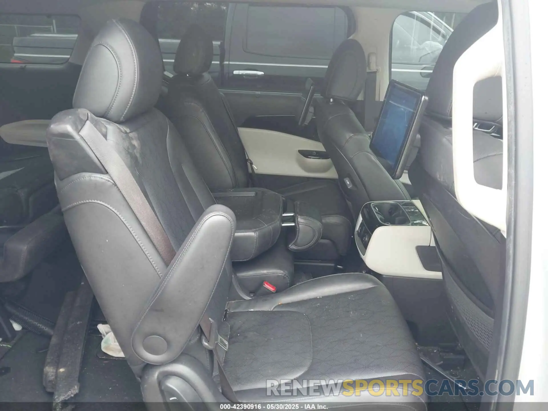 8 Photograph of a damaged car KNDNE5H3XN6080818 KIA CARNIVAL MPV 2022