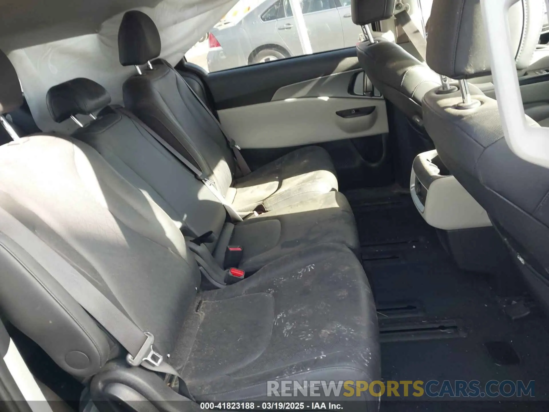 8 Photograph of a damaged car KNDNB4H30P6286638 KIA CARNIVAL MPV 2023
