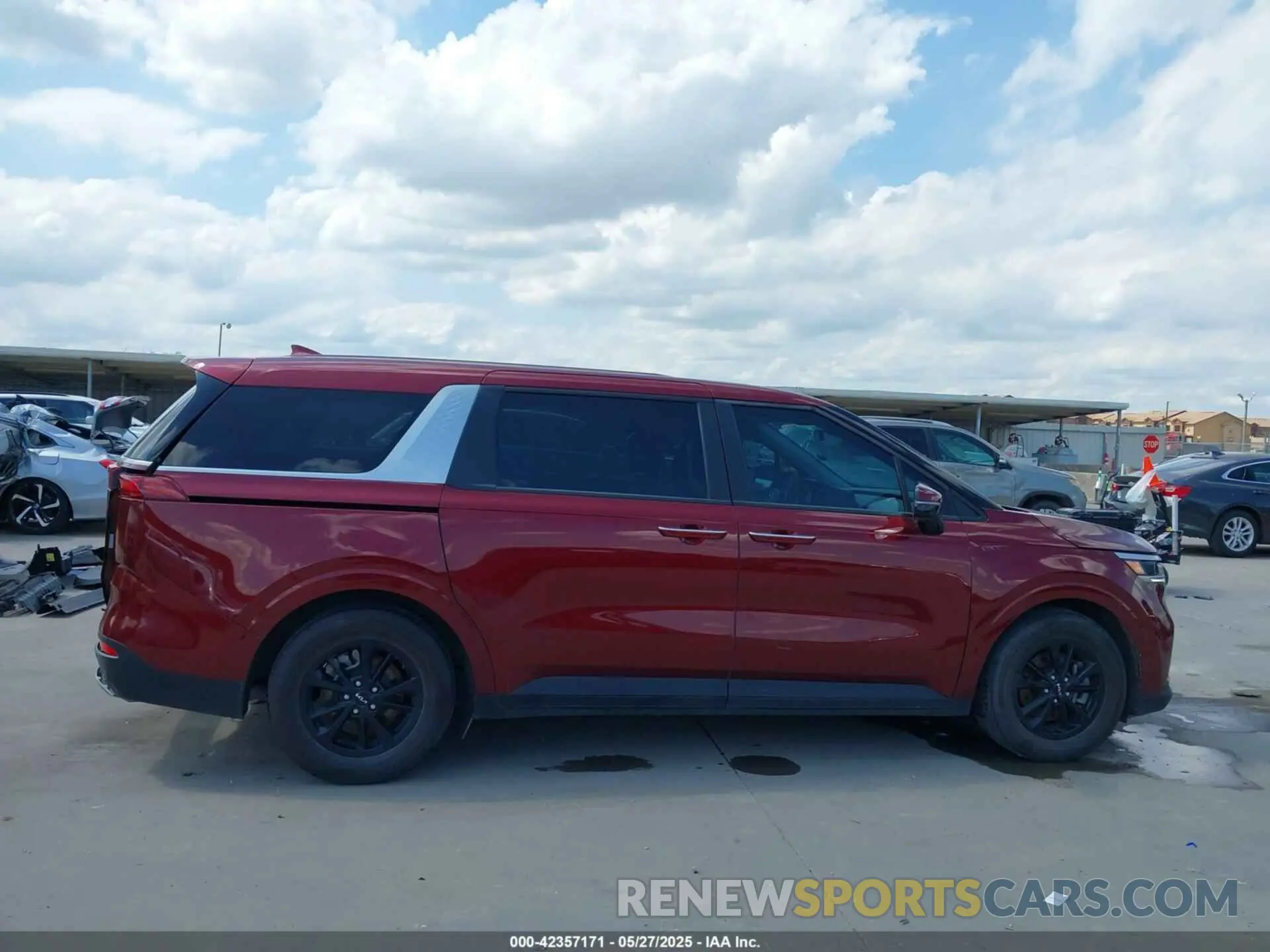 13 Photograph of a damaged car KNDNB4H31P6213780 KIA CARNIVAL MPV 2023