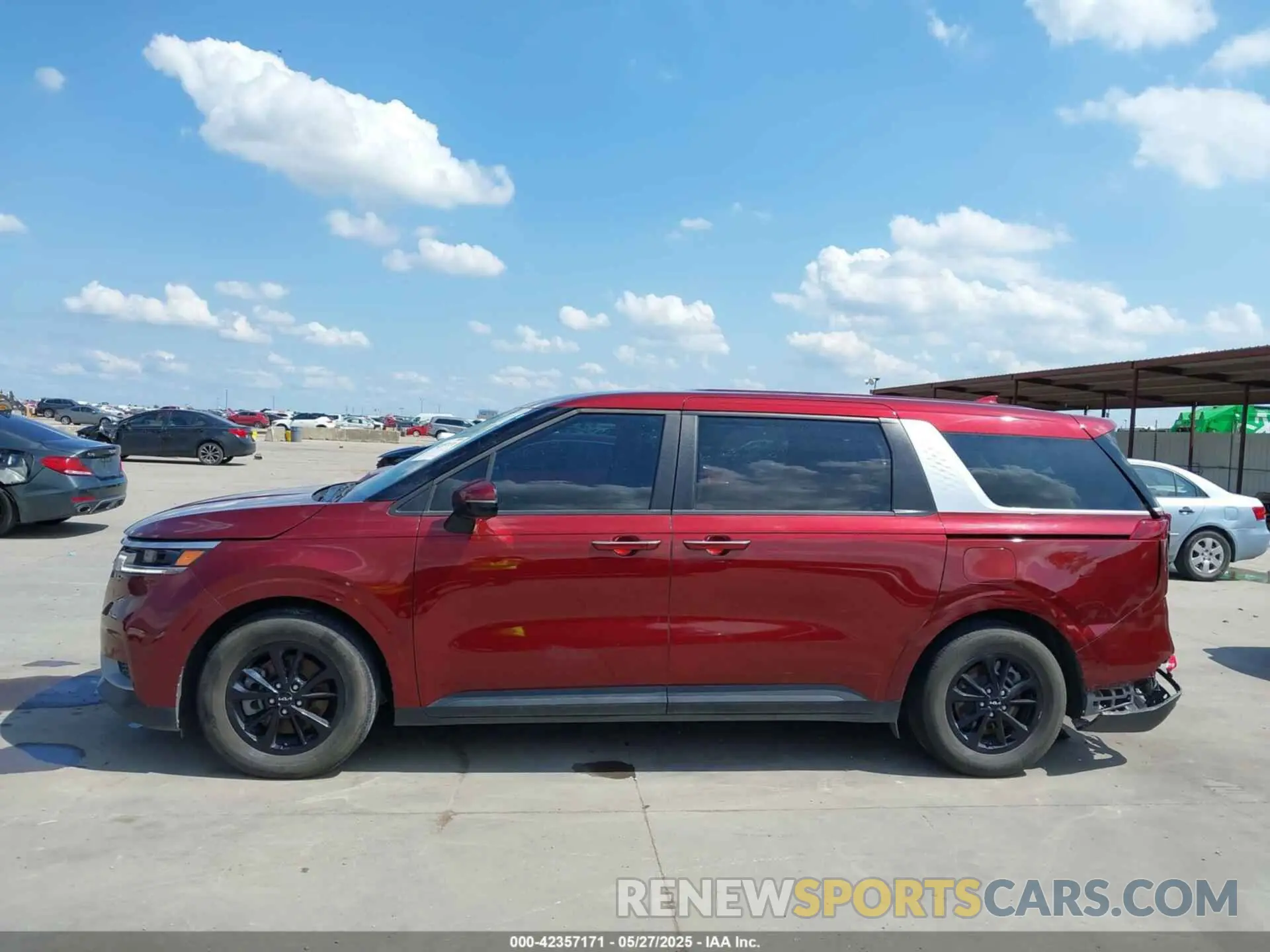 14 Photograph of a damaged car KNDNB4H31P6213780 KIA CARNIVAL MPV 2023