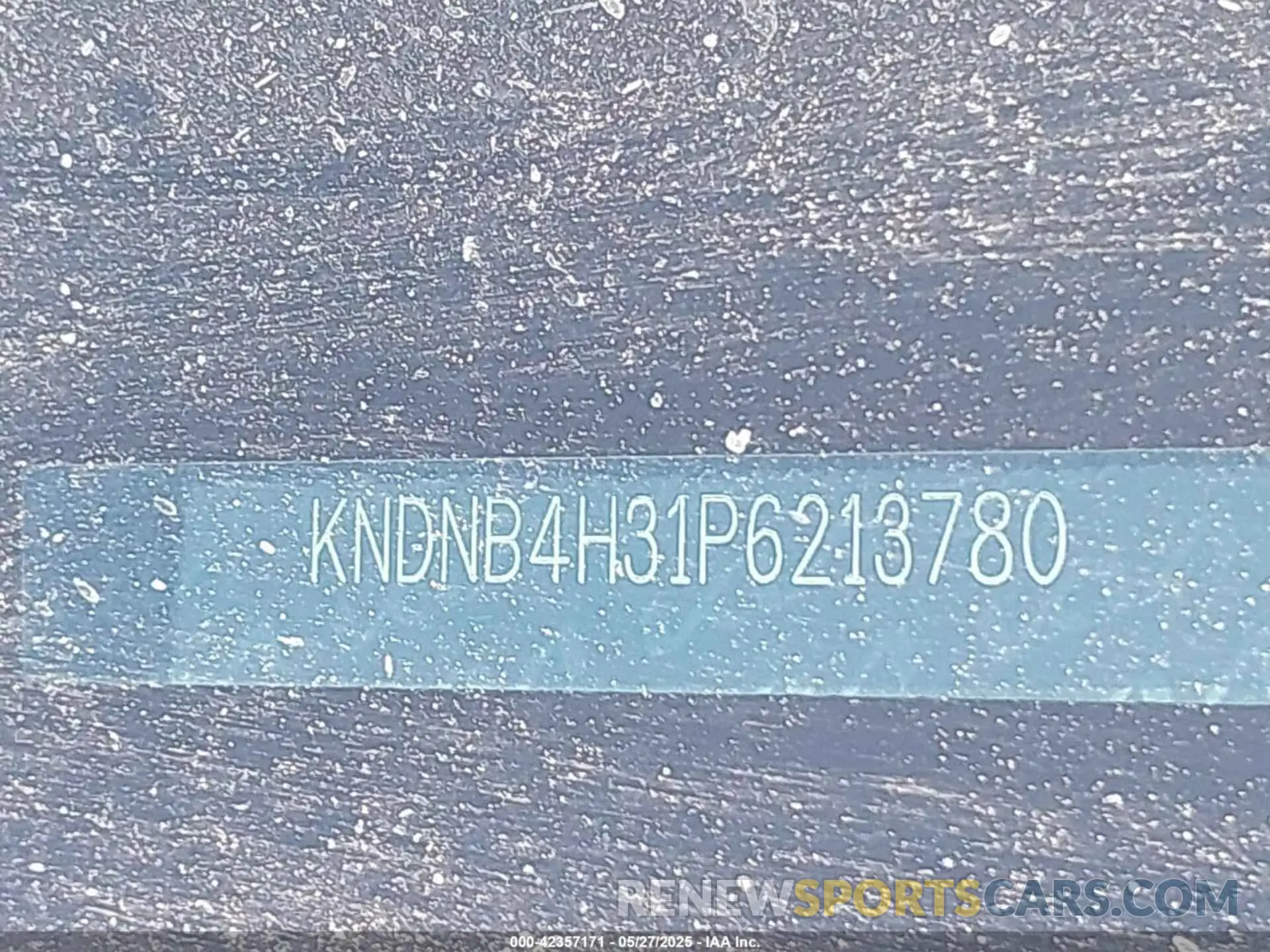 17 Photograph of a damaged car KNDNB4H31P6213780 KIA CARNIVAL MPV 2023