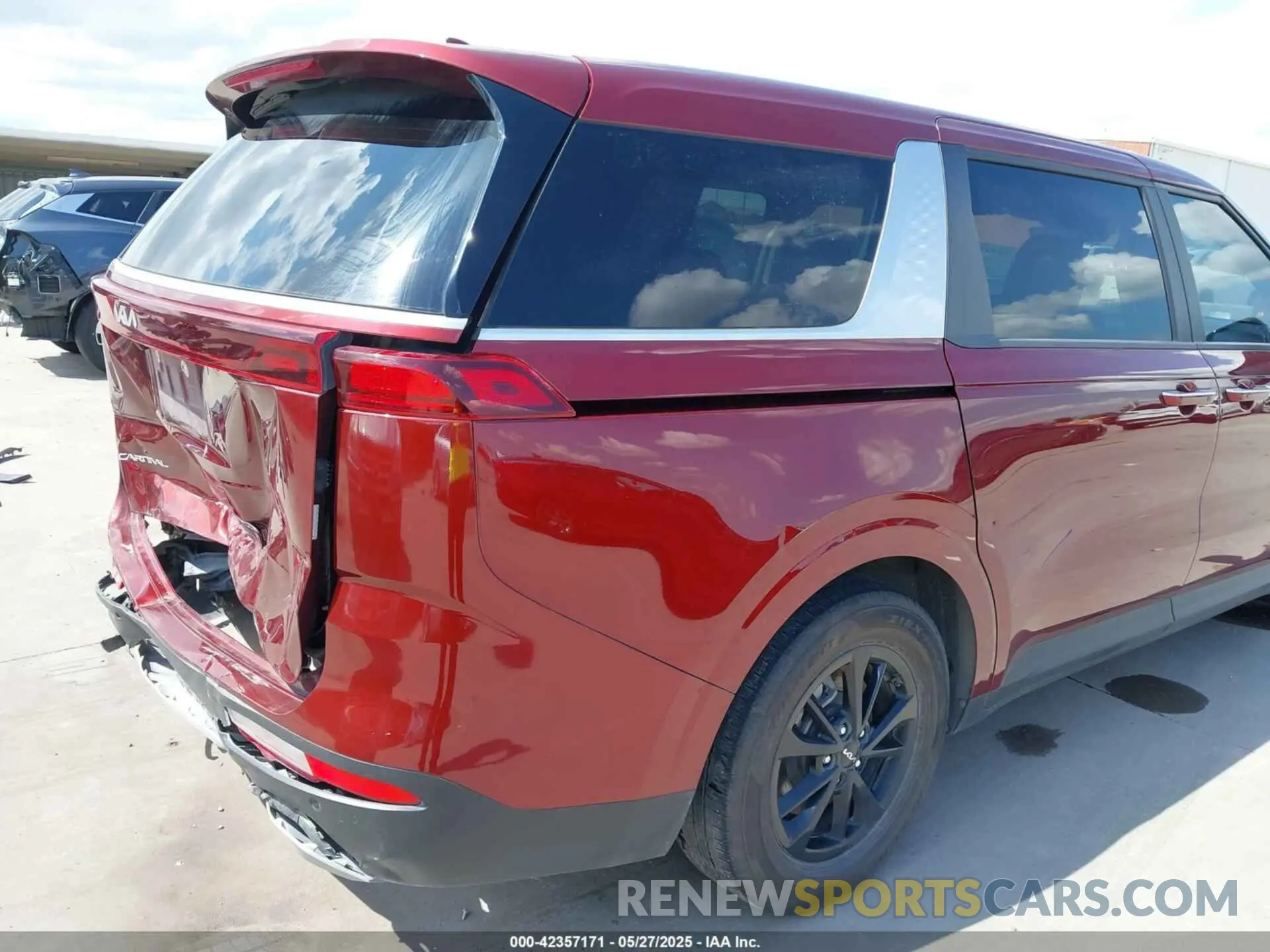19 Photograph of a damaged car KNDNB4H31P6213780 KIA CARNIVAL MPV 2023