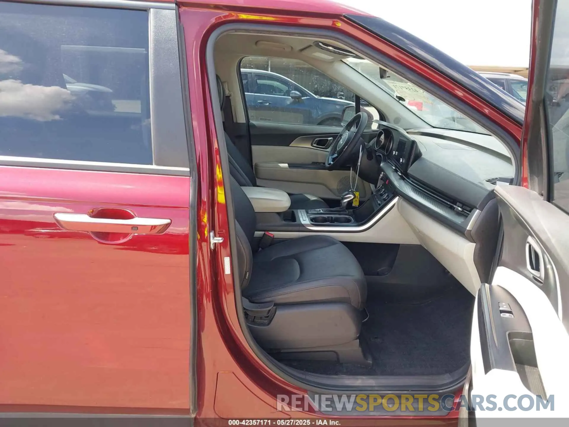 5 Photograph of a damaged car KNDNB4H31P6213780 KIA CARNIVAL MPV 2023