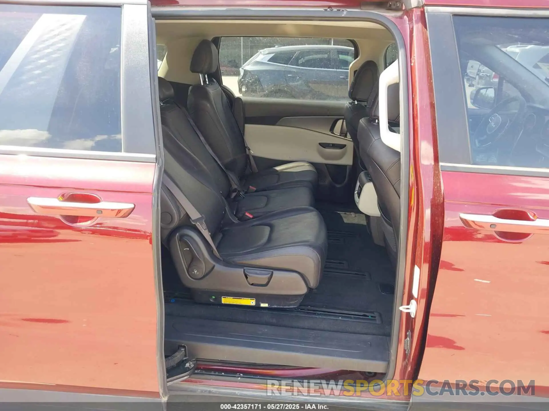 8 Photograph of a damaged car KNDNB4H31P6213780 KIA CARNIVAL MPV 2023