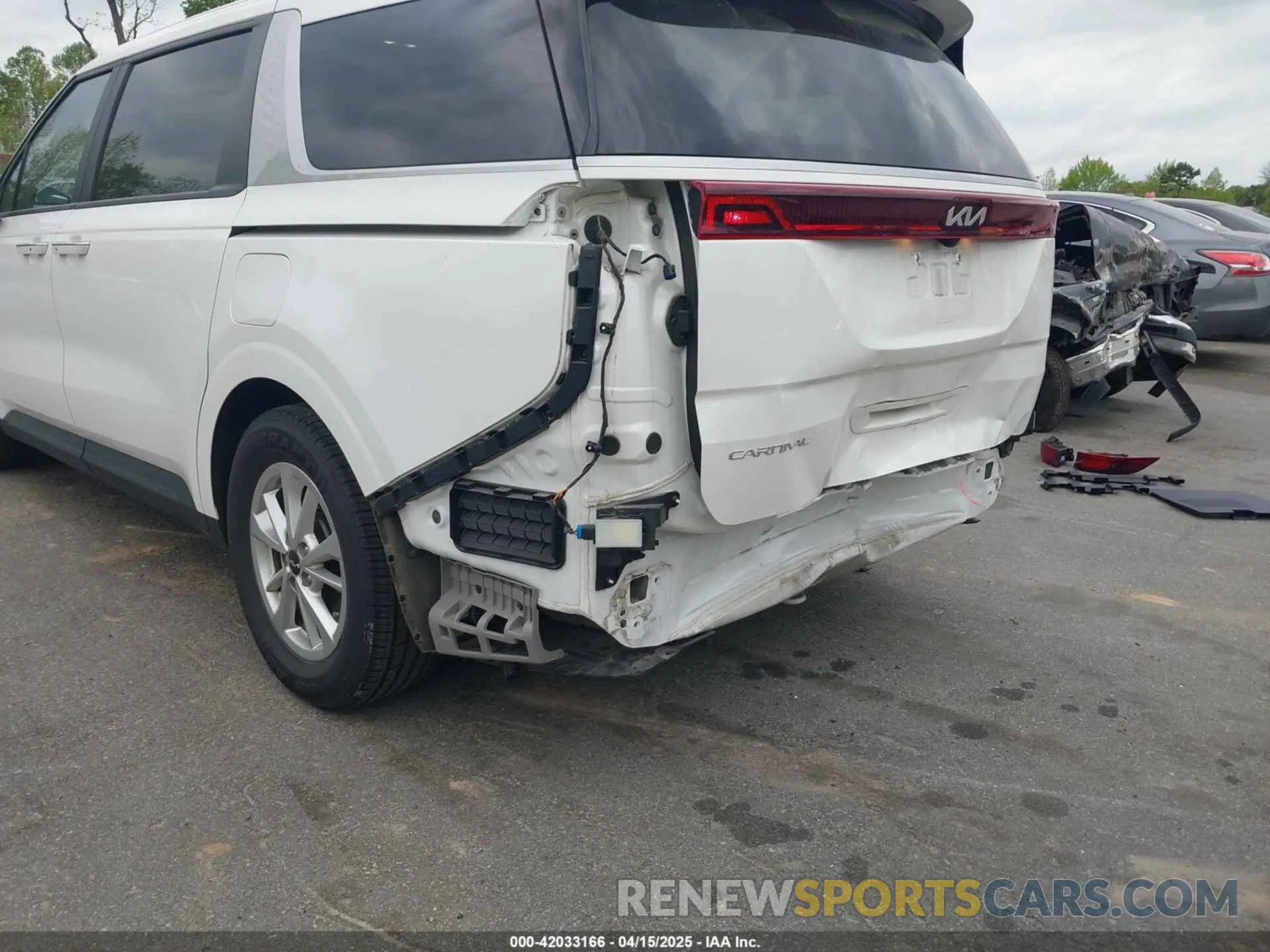 18 Photograph of a damaged car KNDNB4H34P6254954 KIA CARNIVAL MPV 2023