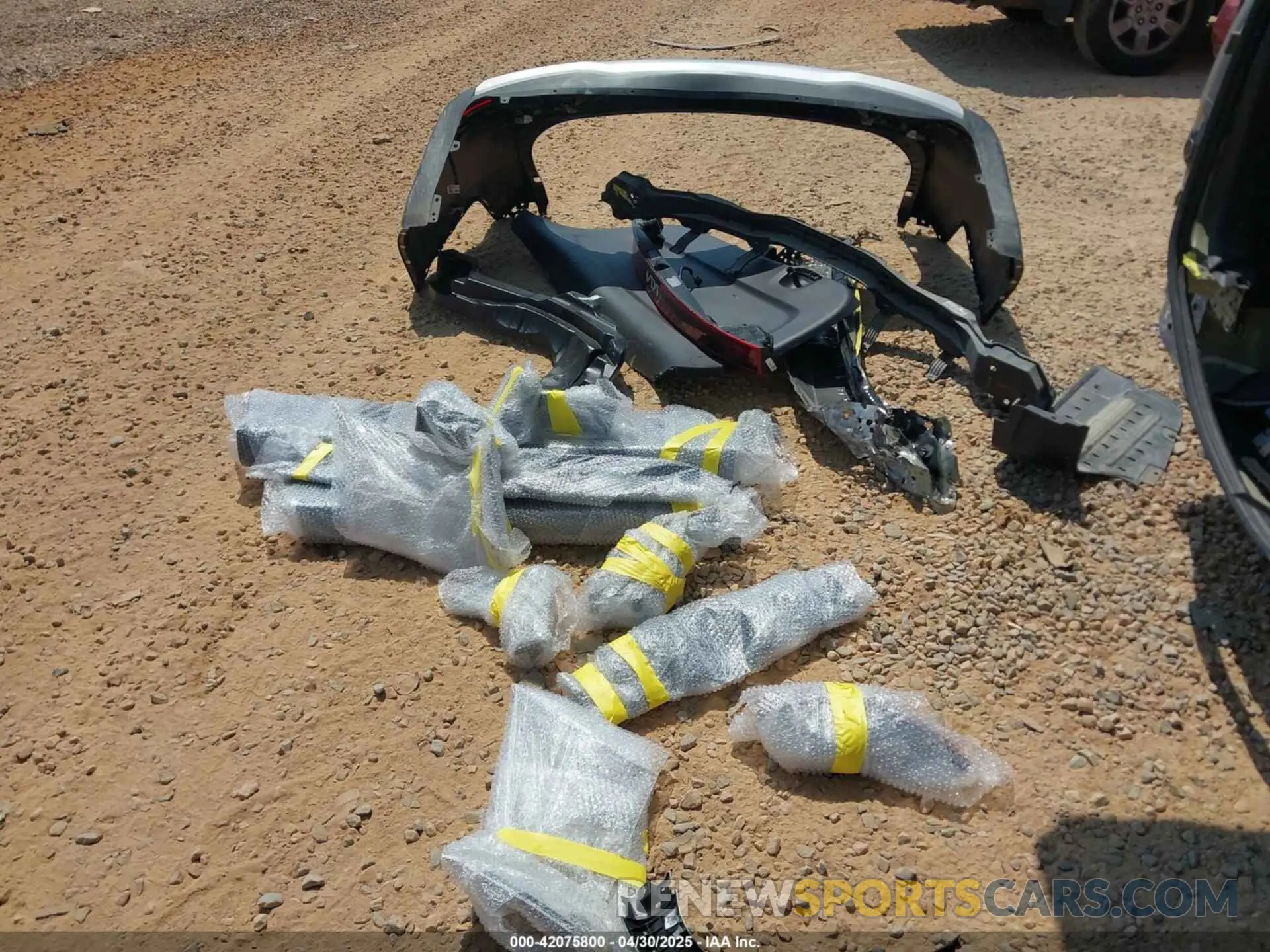 12 Photograph of a damaged car KNDNB4H34P6291213 KIA CARNIVAL MPV 2023