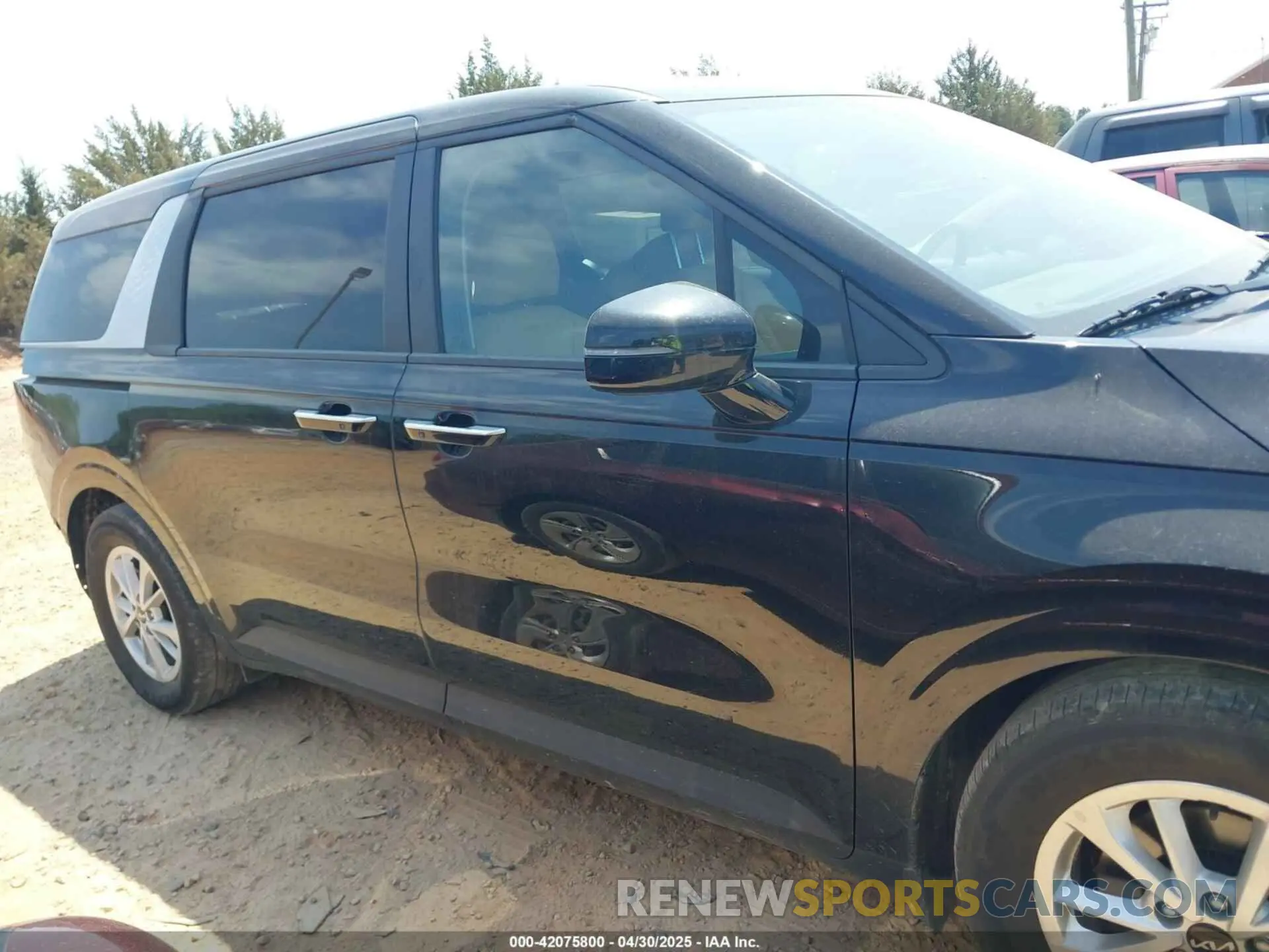 14 Photograph of a damaged car KNDNB4H34P6291213 KIA CARNIVAL MPV 2023