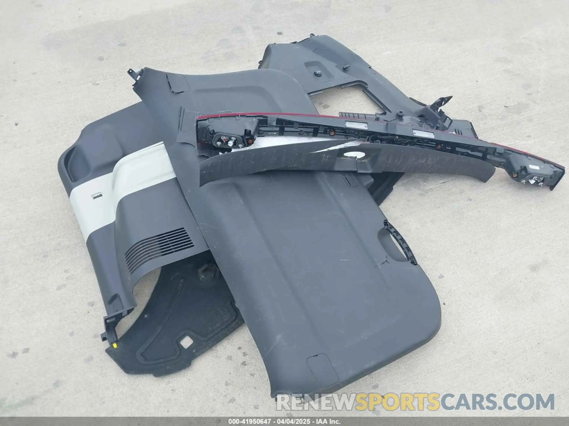 12 Photograph of a damaged car KNDNB4H38P6224145 KIA CARNIVAL MPV 2023