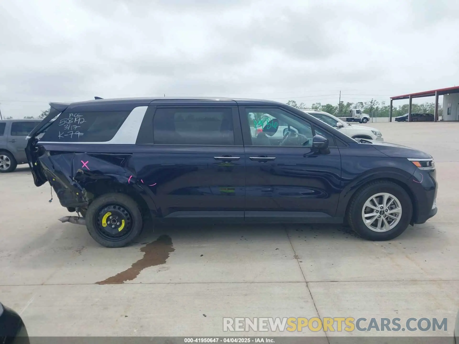 14 Photograph of a damaged car KNDNB4H38P6224145 KIA CARNIVAL MPV 2023