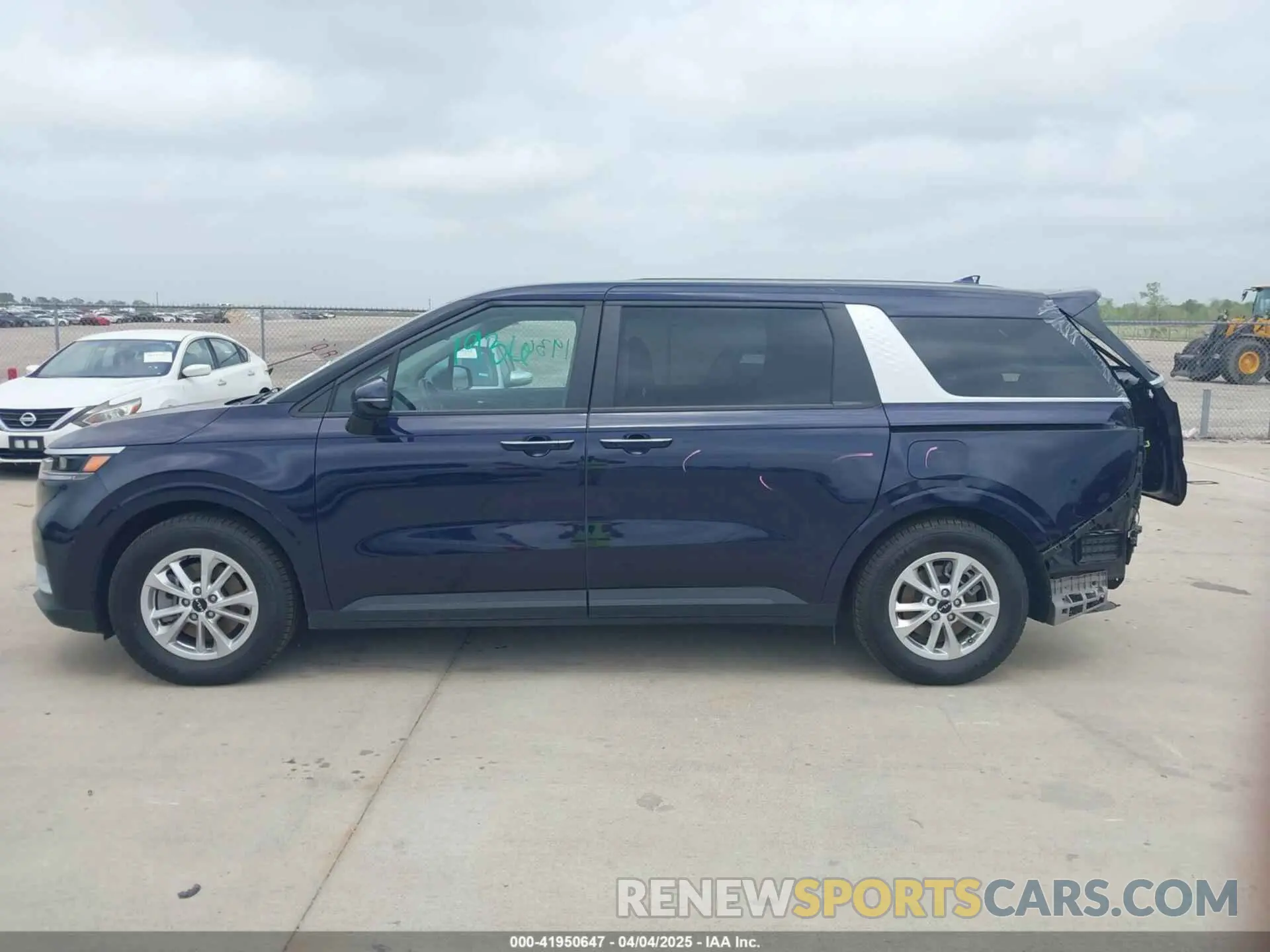 15 Photograph of a damaged car KNDNB4H38P6224145 KIA CARNIVAL MPV 2023