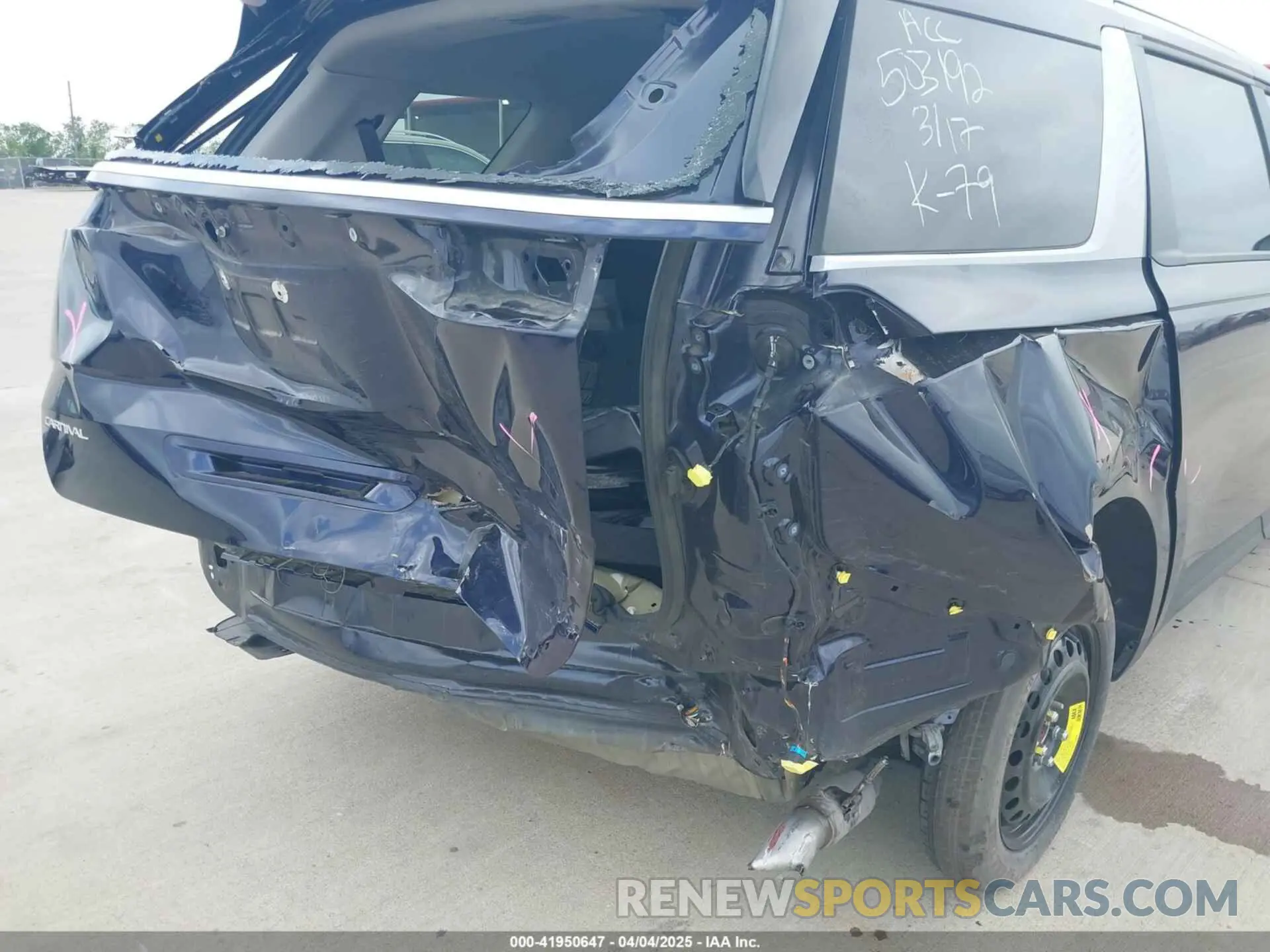 18 Photograph of a damaged car KNDNB4H38P6224145 KIA CARNIVAL MPV 2023