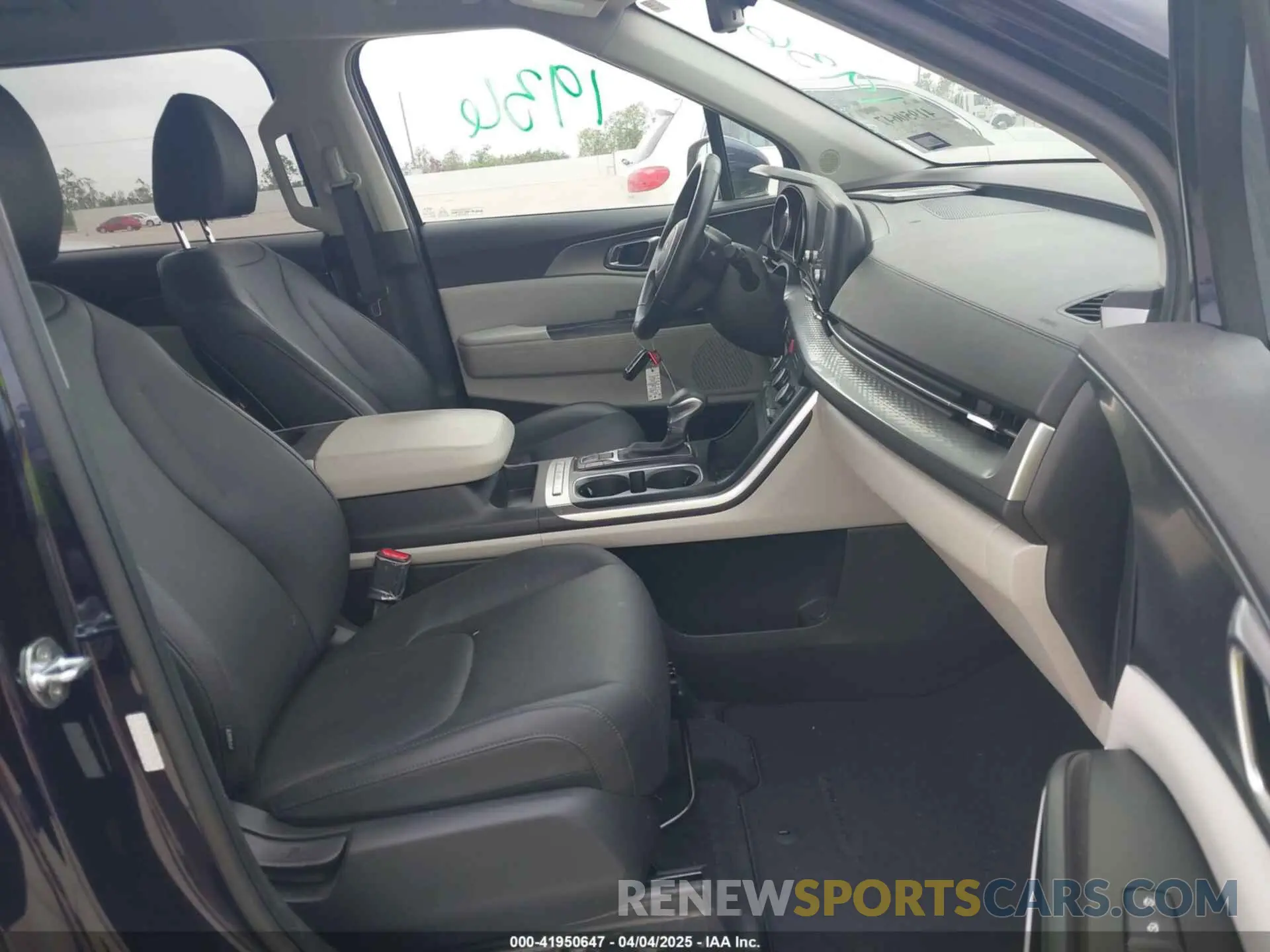 5 Photograph of a damaged car KNDNB4H38P6224145 KIA CARNIVAL MPV 2023