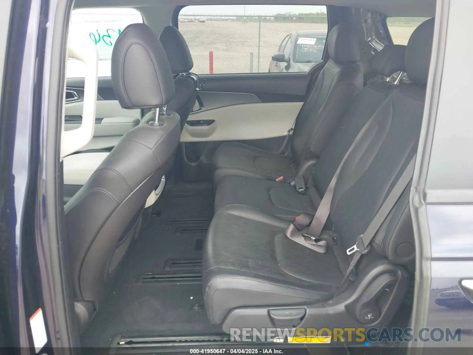 8 Photograph of a damaged car KNDNB4H38P6224145 KIA CARNIVAL MPV 2023