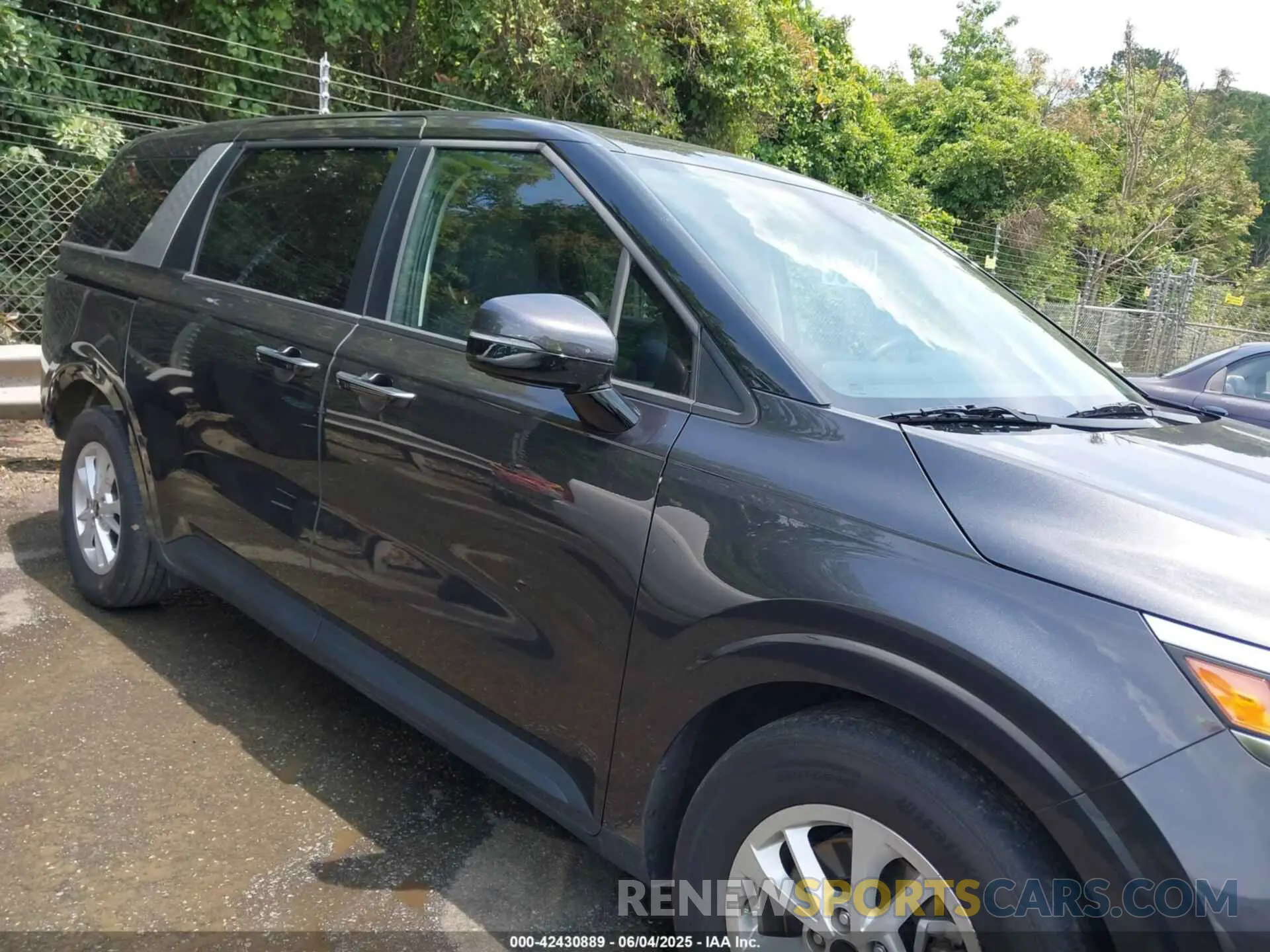 13 Photograph of a damaged car KNDNB4H38P6258358 KIA CARNIVAL MPV 2023