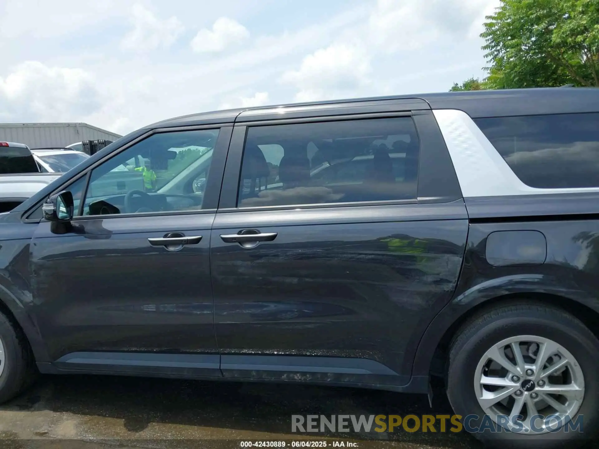14 Photograph of a damaged car KNDNB4H38P6258358 KIA CARNIVAL MPV 2023