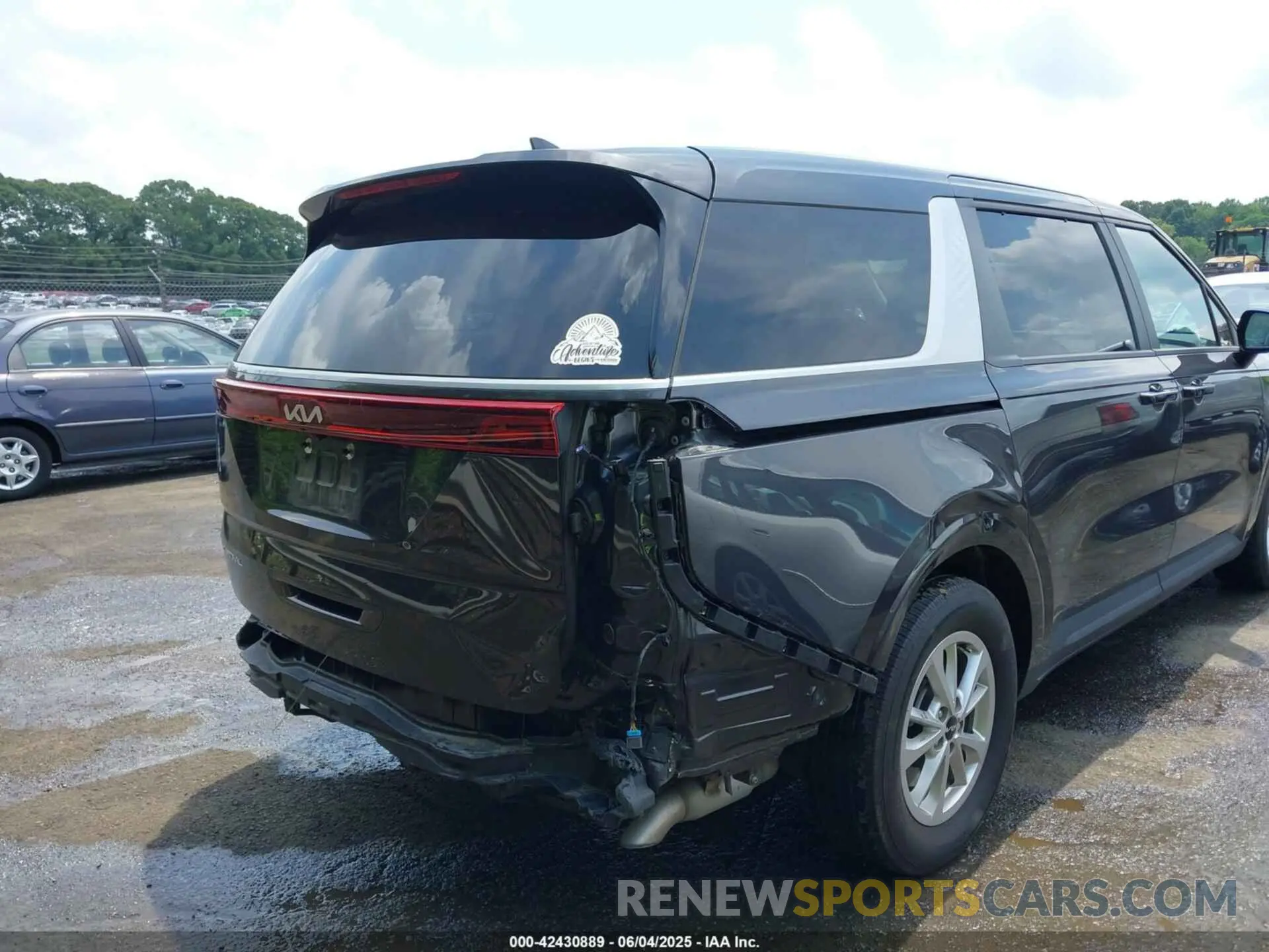 17 Photograph of a damaged car KNDNB4H38P6258358 KIA CARNIVAL MPV 2023