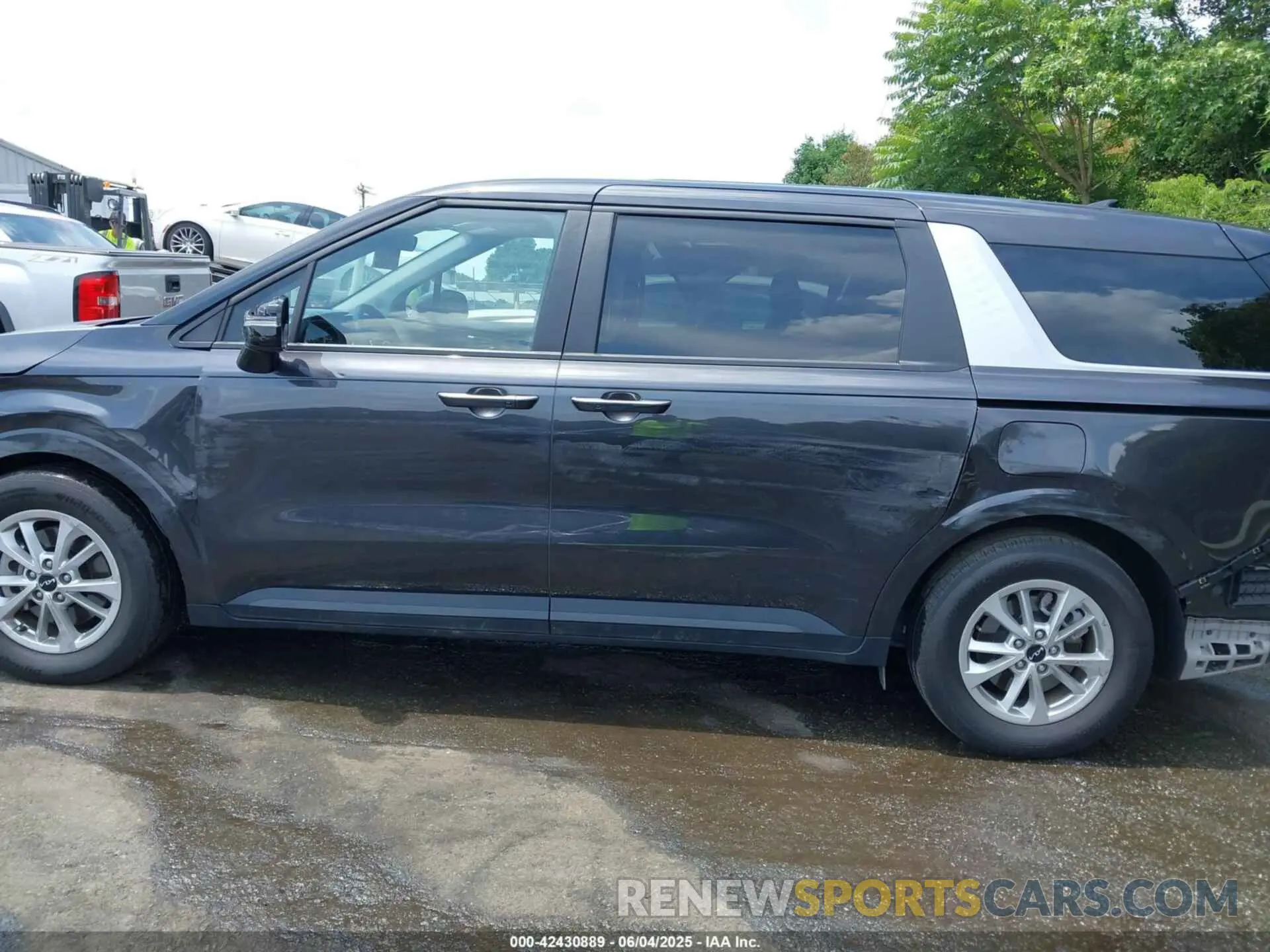 18 Photograph of a damaged car KNDNB4H38P6258358 KIA CARNIVAL MPV 2023
