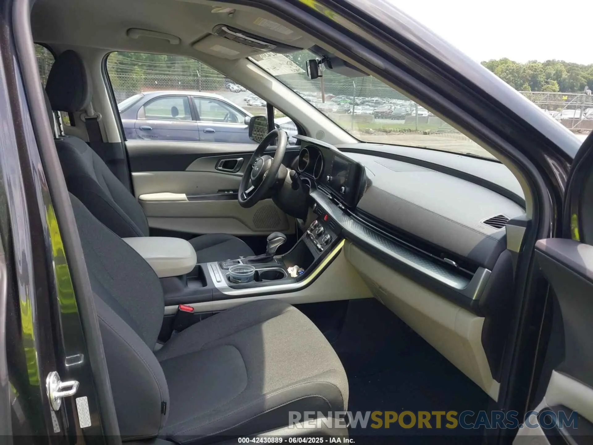 5 Photograph of a damaged car KNDNB4H38P6258358 KIA CARNIVAL MPV 2023