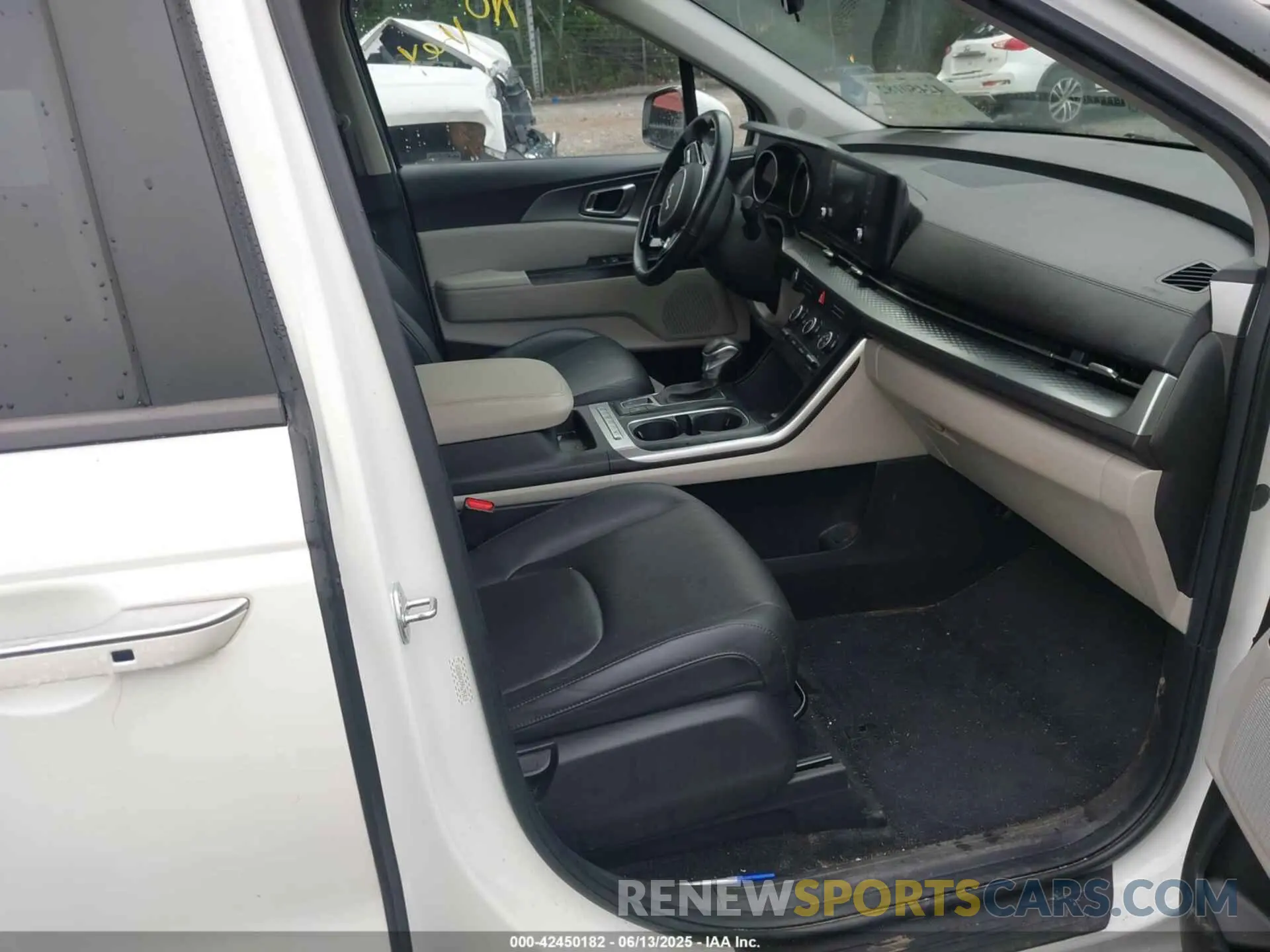 5 Photograph of a damaged car KNDNB4H39P6295418 KIA CARNIVAL MPV 2023