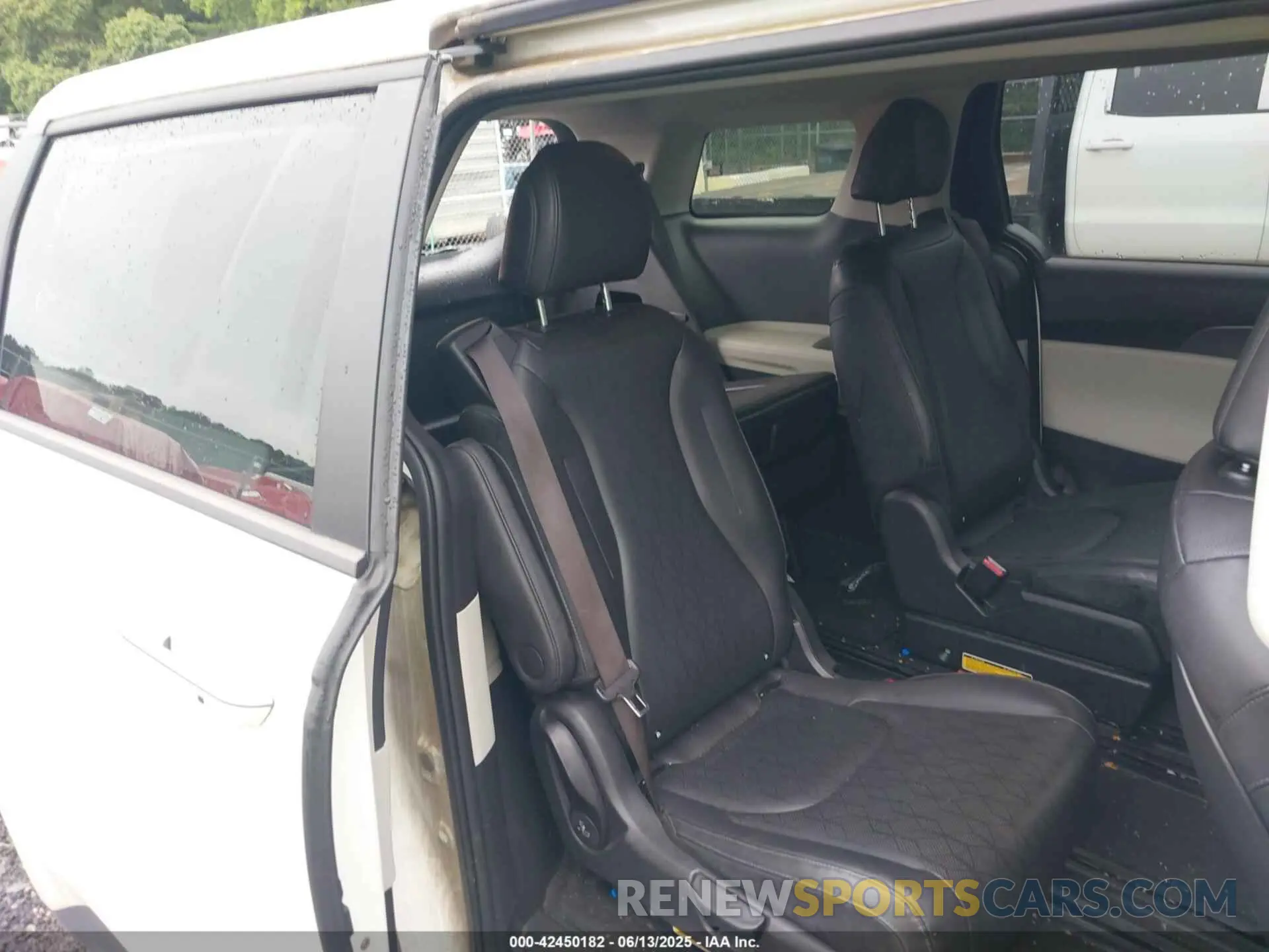 8 Photograph of a damaged car KNDNB4H39P6295418 KIA CARNIVAL MPV 2023