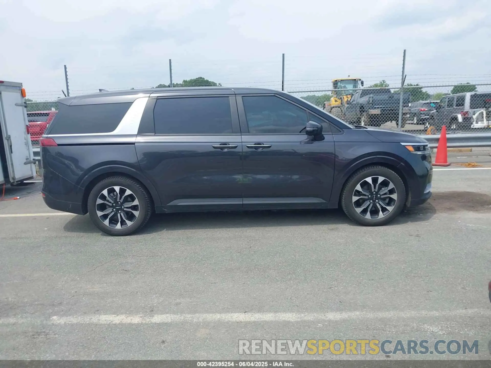 13 Photograph of a damaged car KNDNC5H31P6203527 KIA CARNIVAL MPV 2023