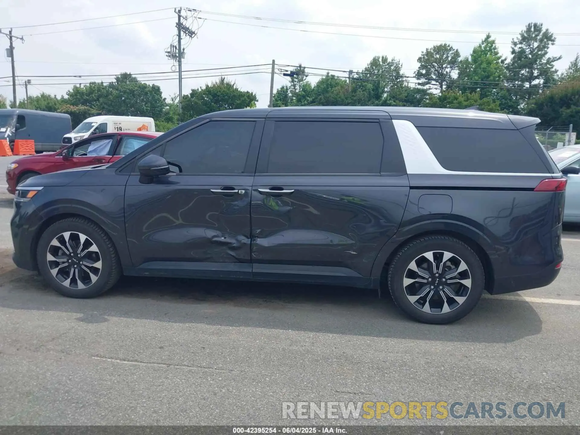 14 Photograph of a damaged car KNDNC5H31P6203527 KIA CARNIVAL MPV 2023