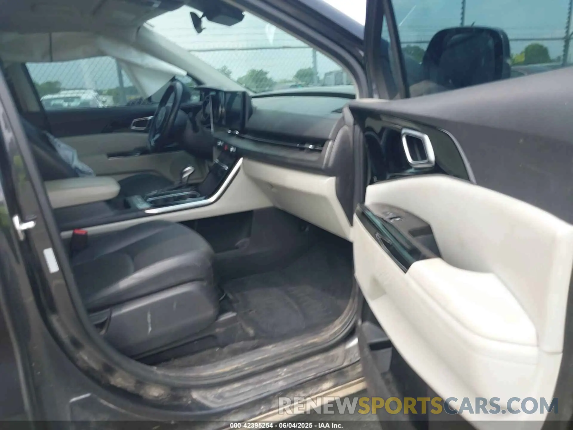 5 Photograph of a damaged car KNDNC5H31P6203527 KIA CARNIVAL MPV 2023