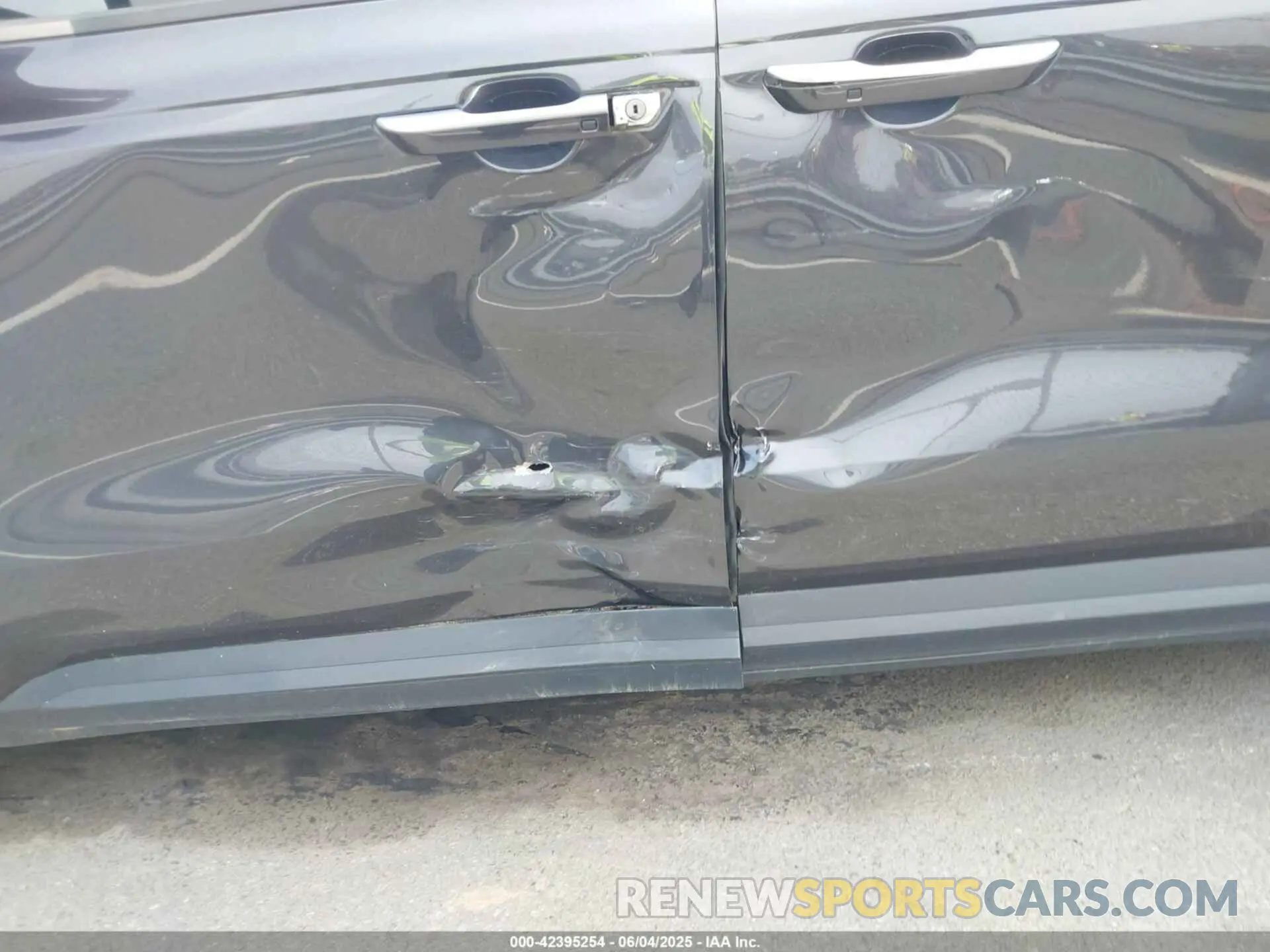 6 Photograph of a damaged car KNDNC5H31P6203527 KIA CARNIVAL MPV 2023