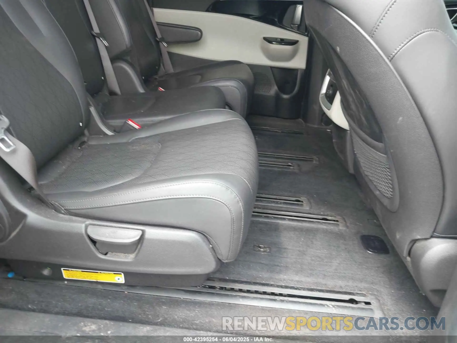 8 Photograph of a damaged car KNDNC5H31P6203527 KIA CARNIVAL MPV 2023