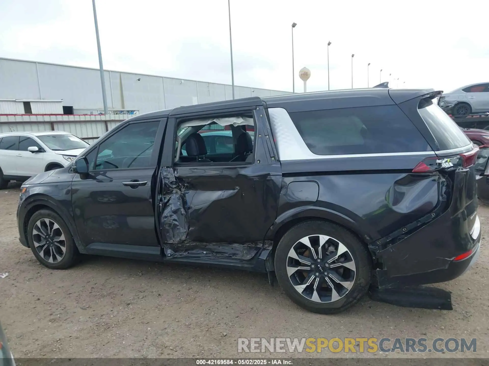 14 Photograph of a damaged car KNDNC5H33P6300678 KIA CARNIVAL MPV 2023