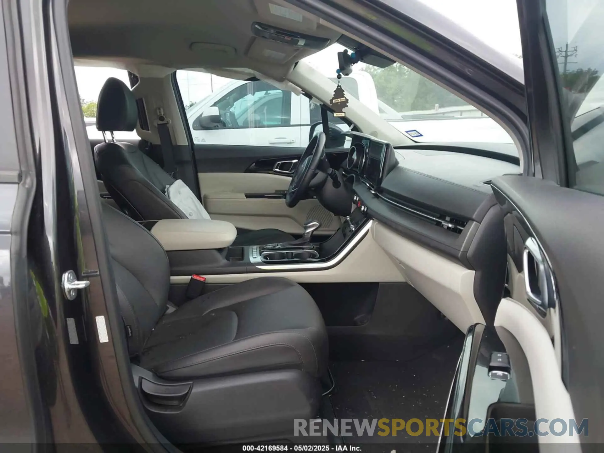 5 Photograph of a damaged car KNDNC5H33P6300678 KIA CARNIVAL MPV 2023