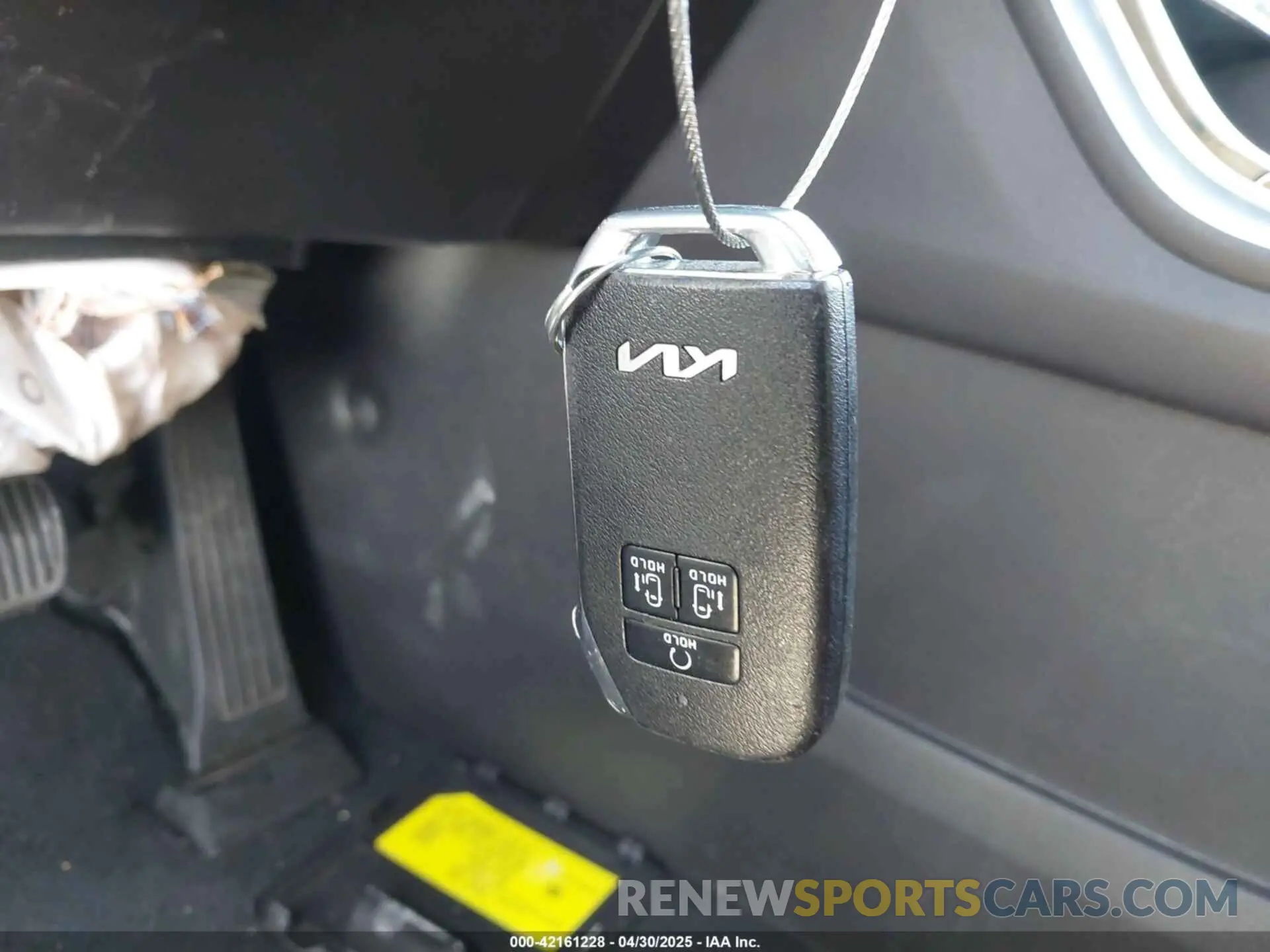 11 Photograph of a damaged car KNDNE5H30P6221317 KIA CARNIVAL MPV 2023