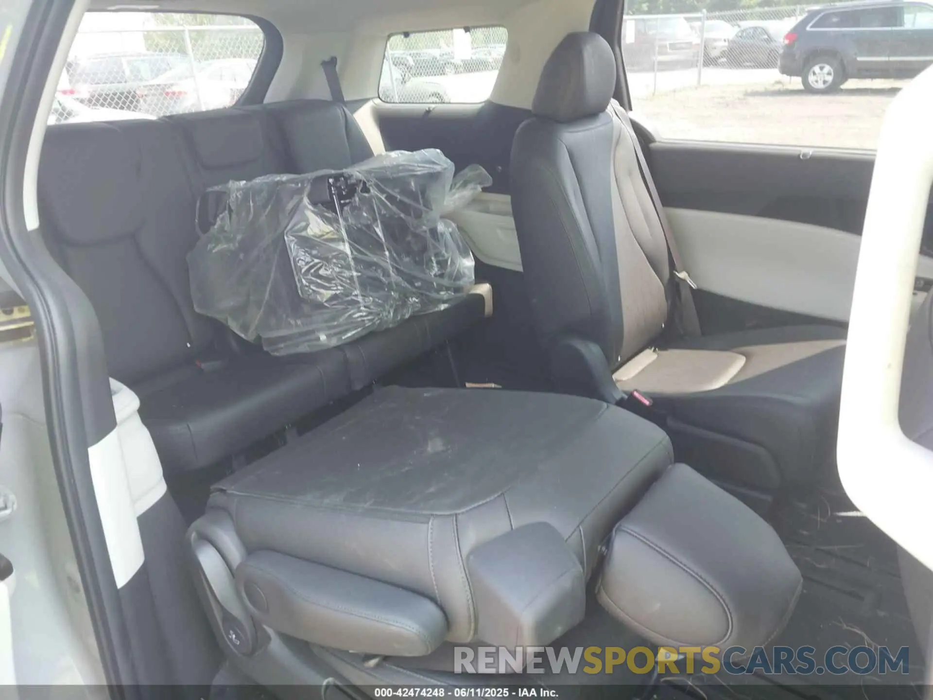 8 Photograph of a damaged car KNDNE5H31P6206308 KIA CARNIVAL MPV 2023