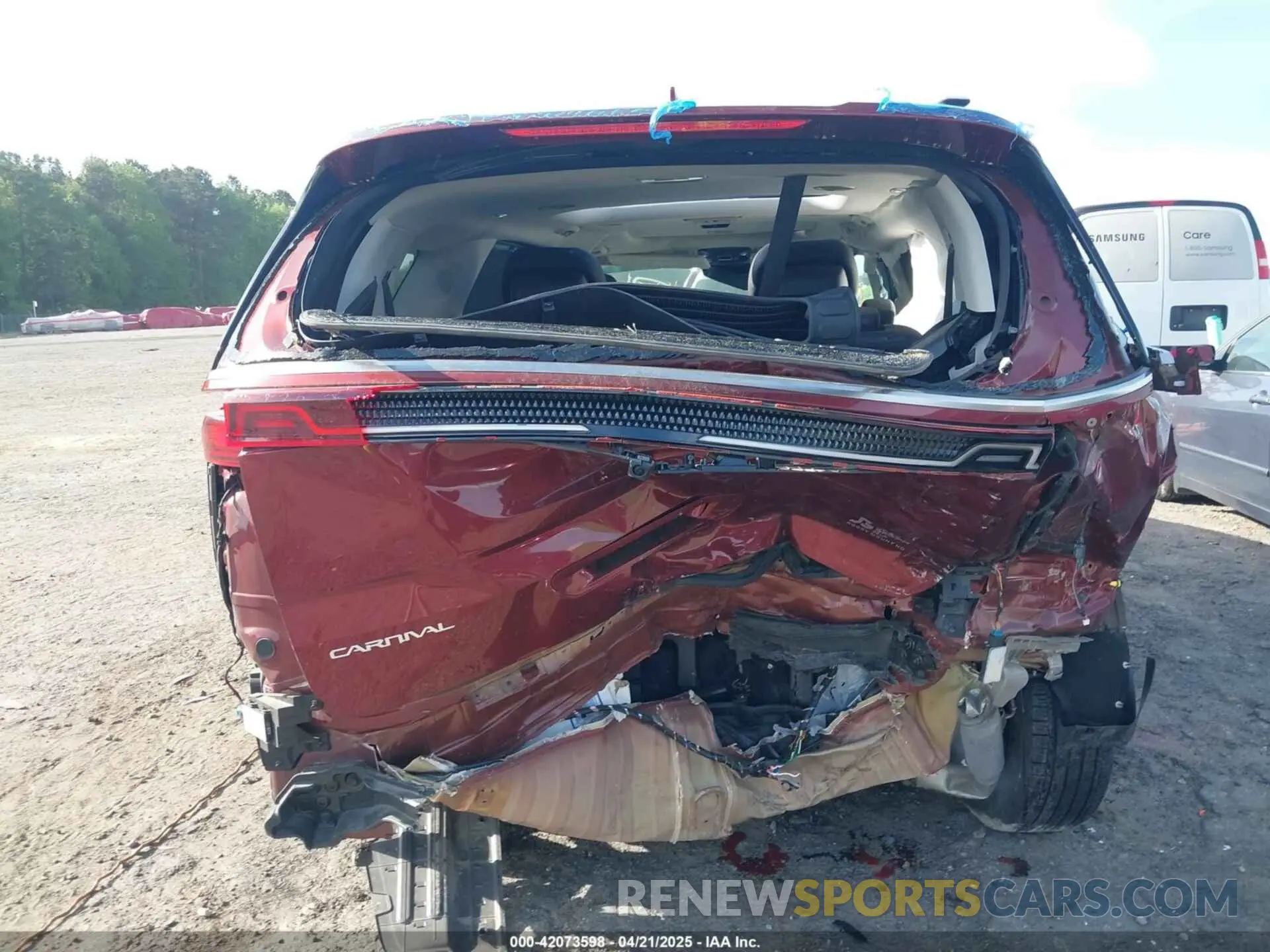17 Photograph of a damaged car KNDNE5H33P6265456 KIA CARNIVAL MPV 2023