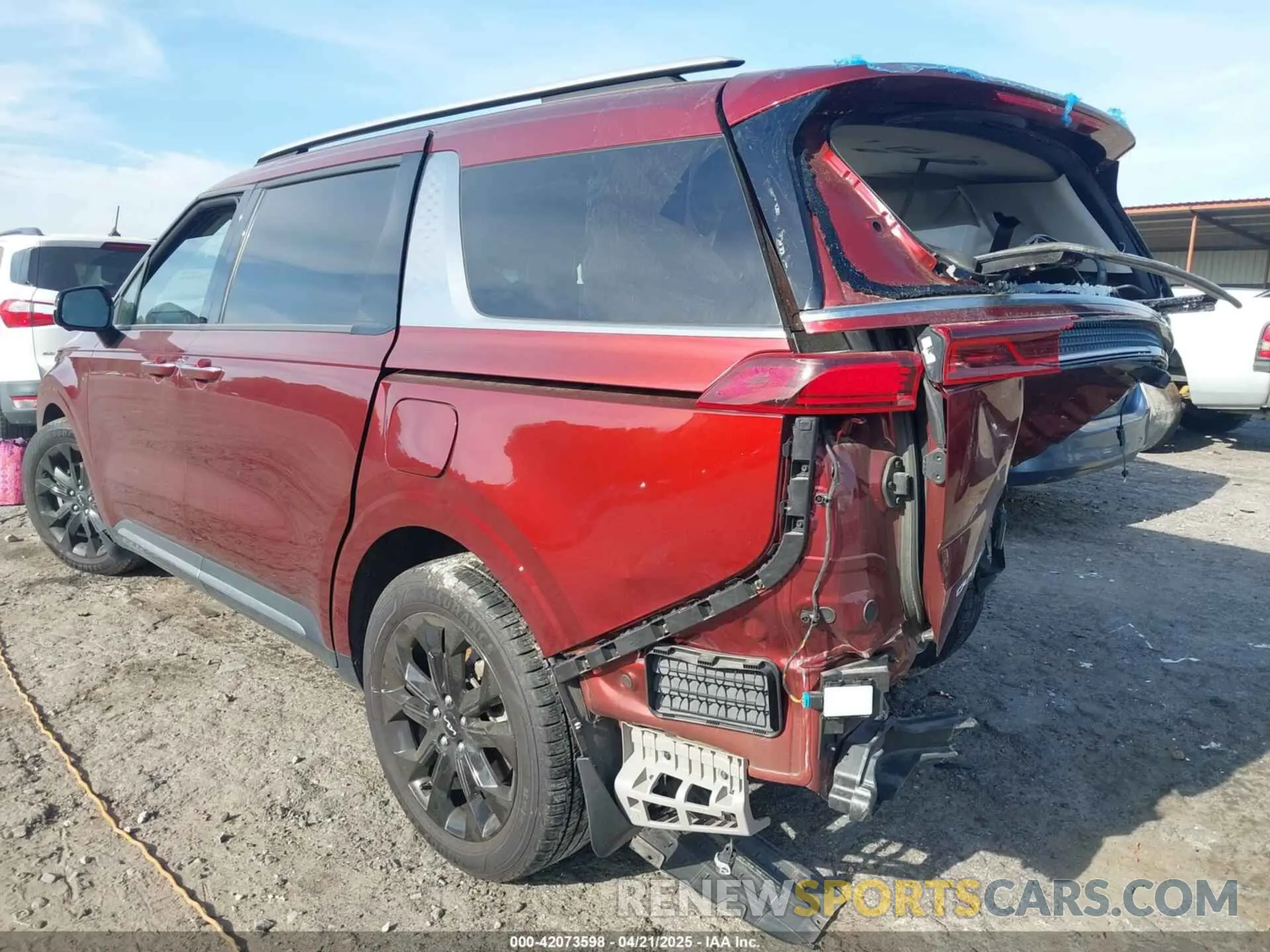 3 Photograph of a damaged car KNDNE5H33P6265456 KIA CARNIVAL MPV 2023