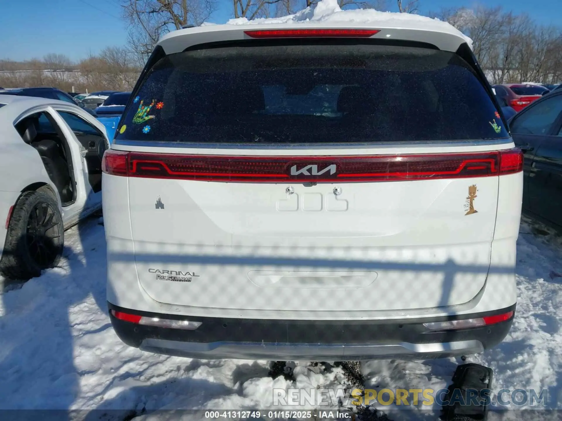 16 Photograph of a damaged car KNDNE5H38P6207438 KIA CARNIVAL MPV 2023