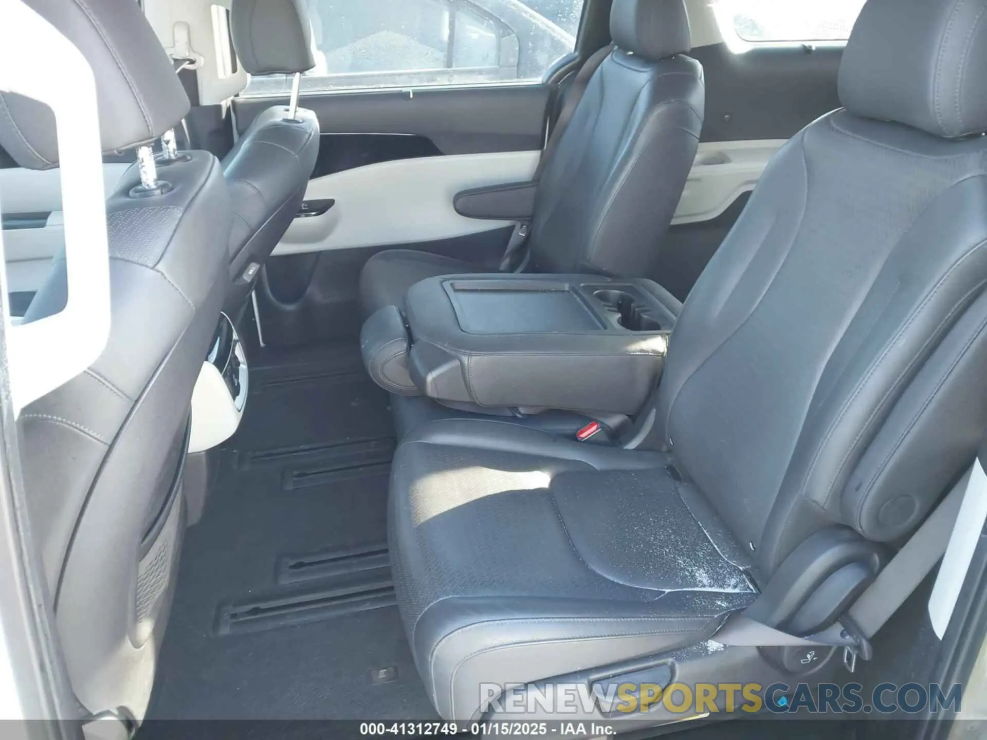8 Photograph of a damaged car KNDNE5H38P6207438 KIA CARNIVAL MPV 2023