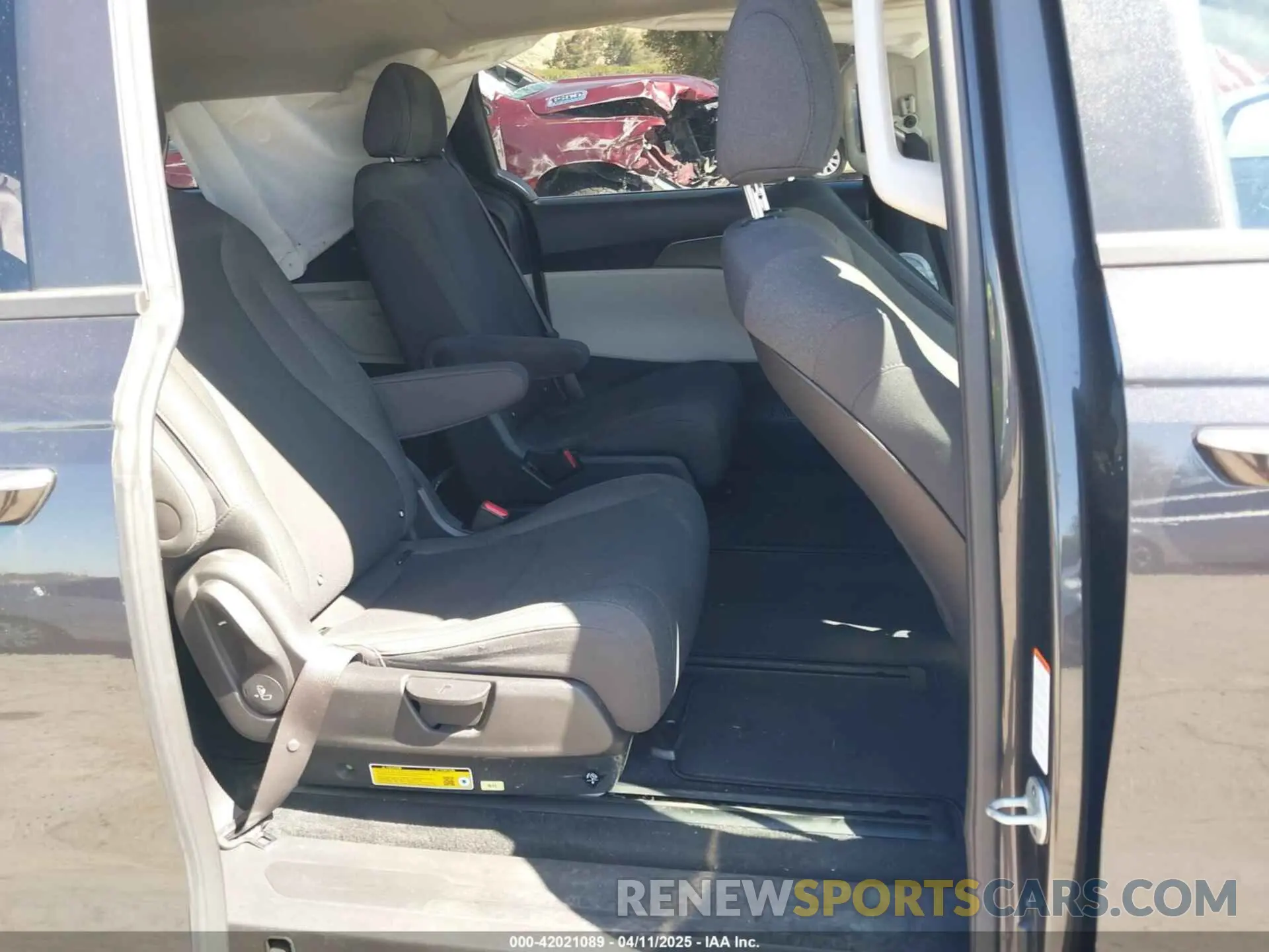 8 Photograph of a damaged car KNDNB4H31R6332240 KIA CARNIVAL MPV 2024